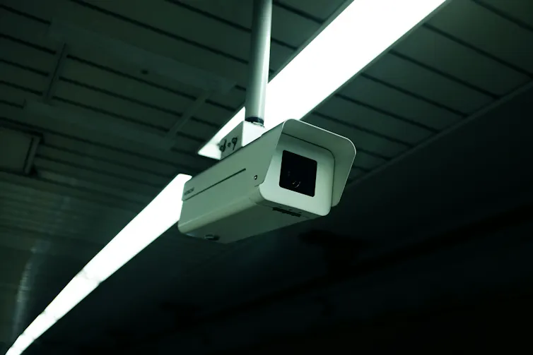 Une caméra de sécurité suspendue au plafond