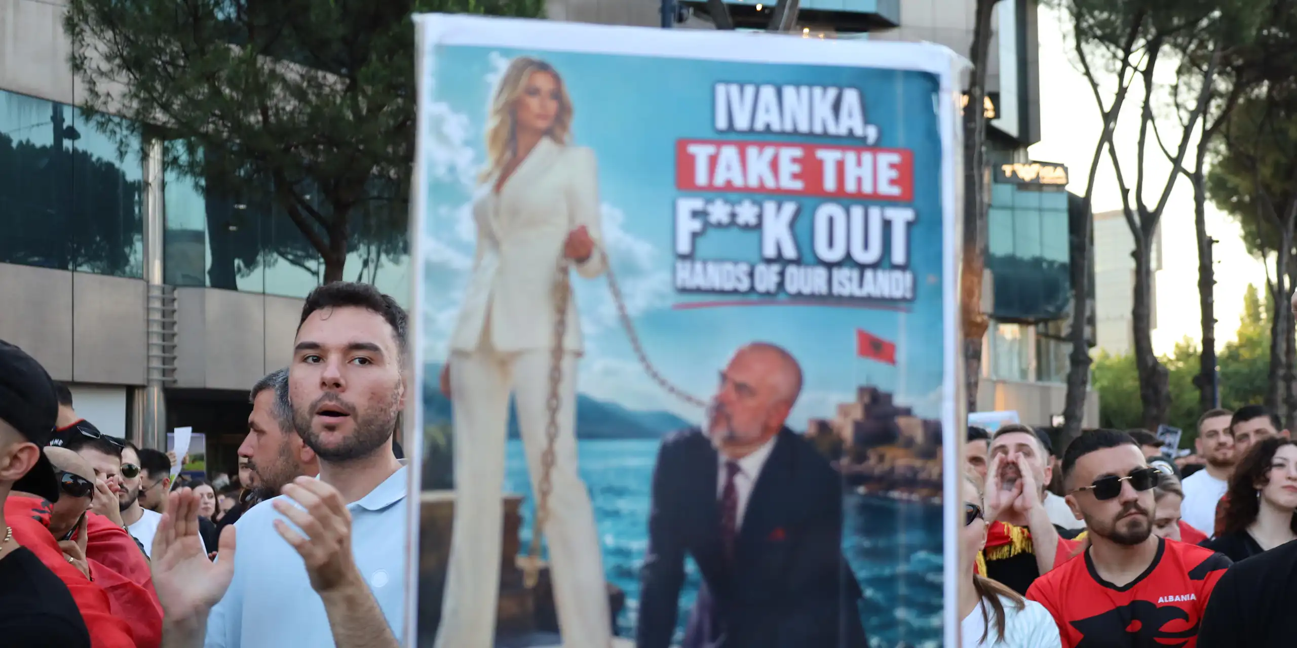 Photo de manifestants tenant une pancarte : « Ivanka, take the f**k out hands off our islands ! » (« Ivanka, dégage tes putains de mains de nos îles ! »).