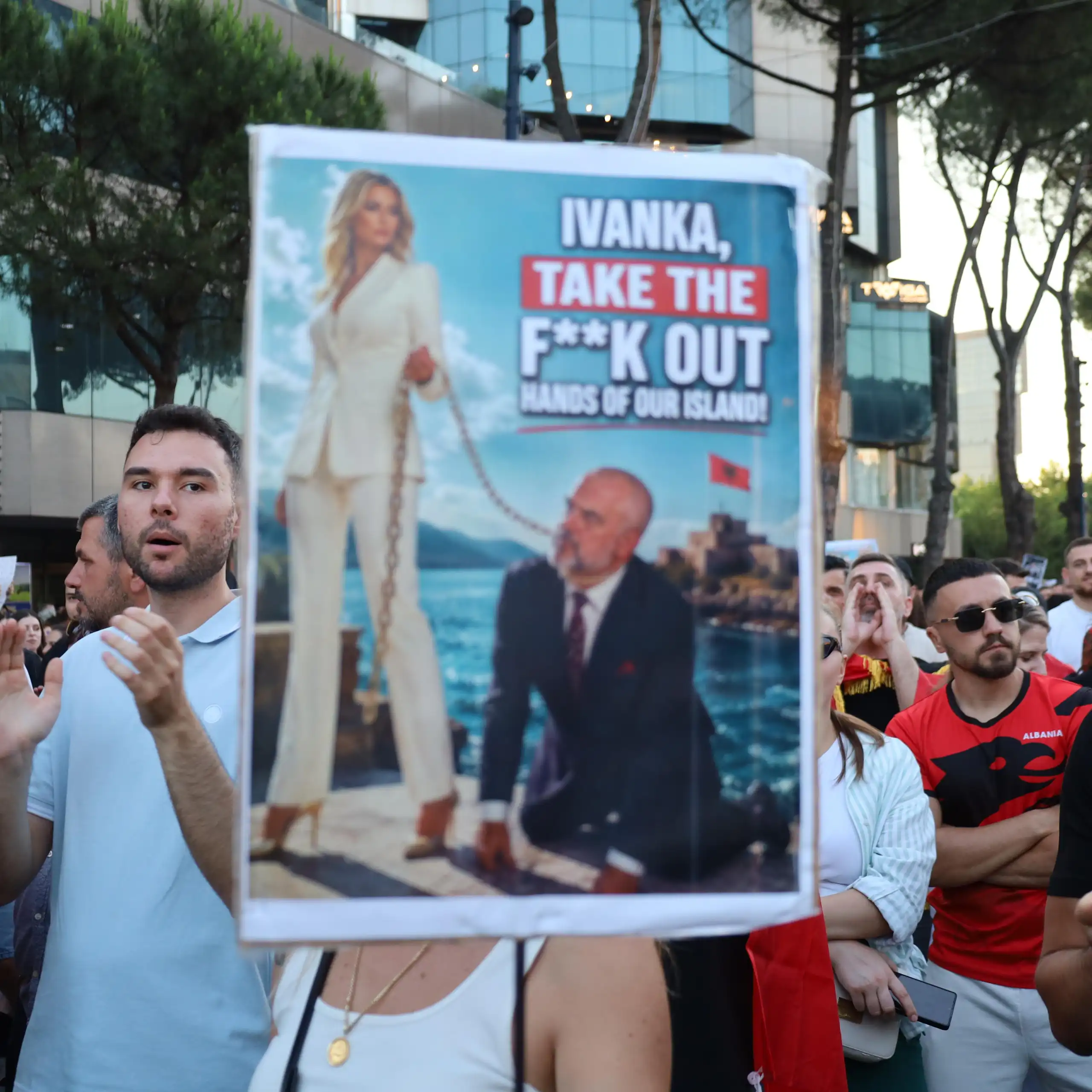 Photo de manifestants tenant une pancarte : « Ivanka, take the f**k out hands off our islands ! » (« Ivanka, dégage tes putains de mains de nos îles ! »).