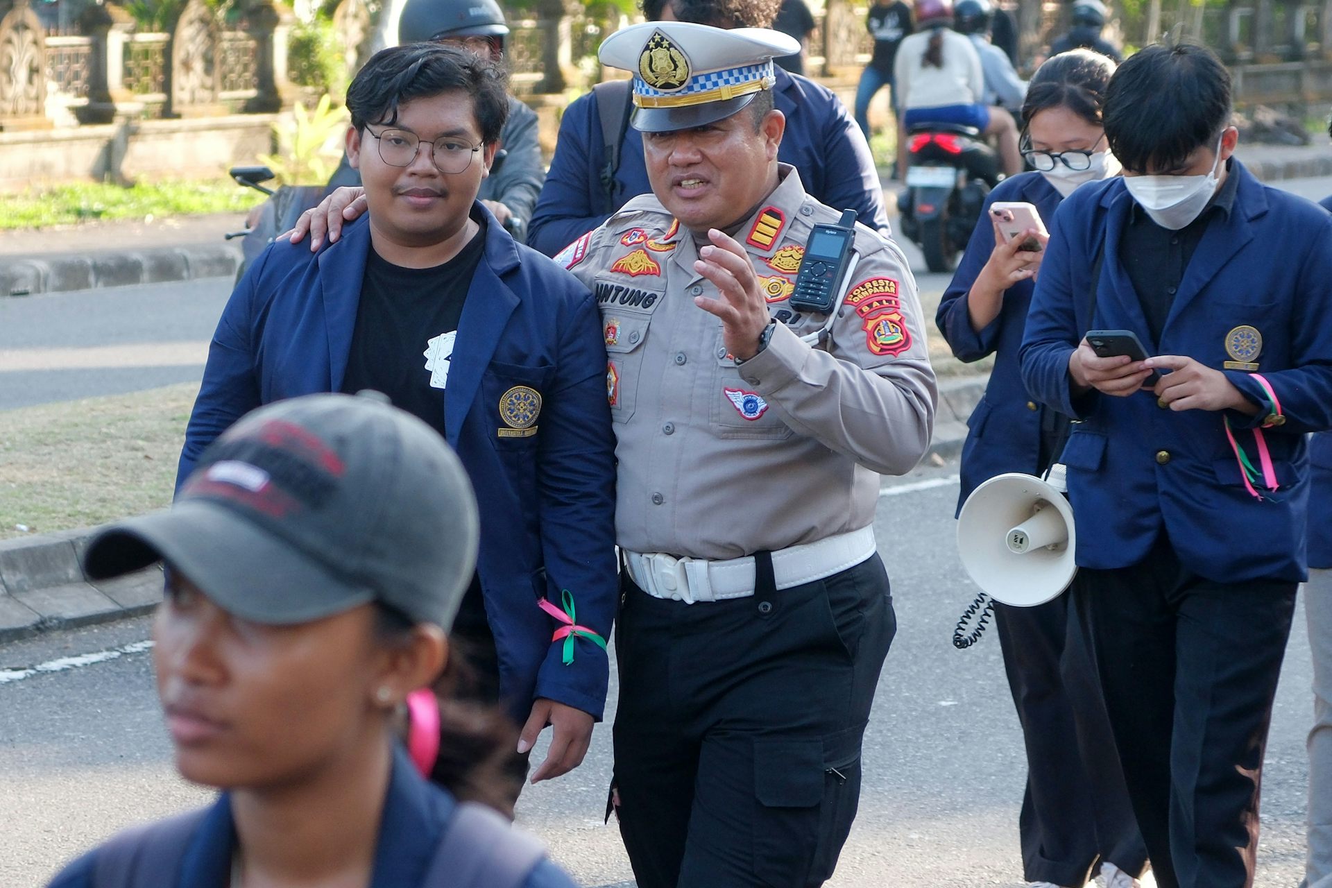 Masyarakat Indonesia menginginkan demokrasi, tetapi sering kali tetap memberi ruang bagi pembatasan kebebasan sipil.