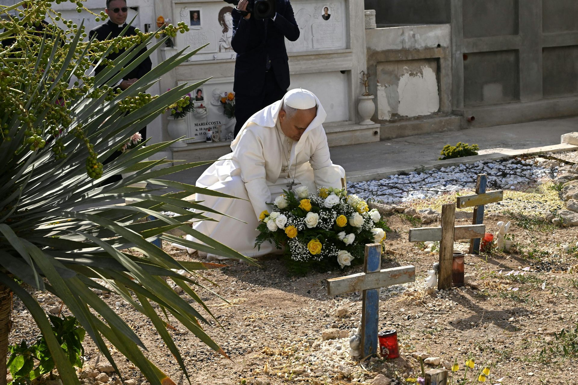 Pope laying flowers