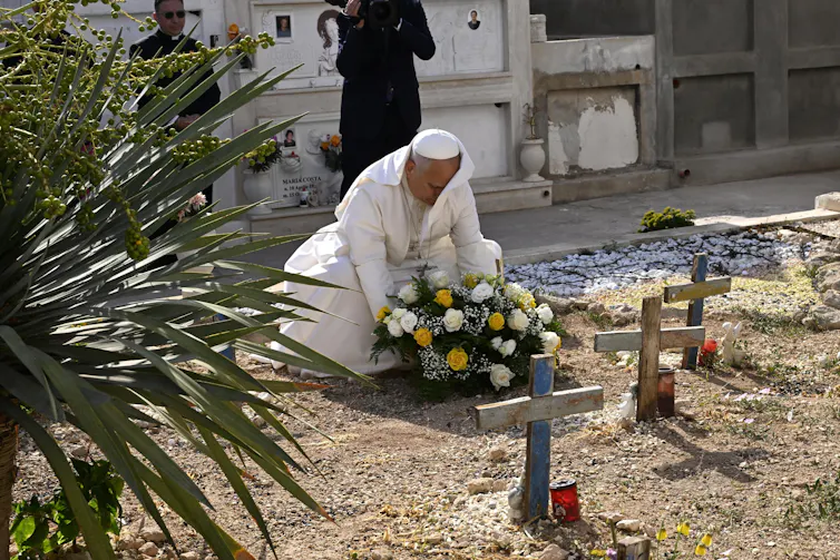 Pope laying flowers