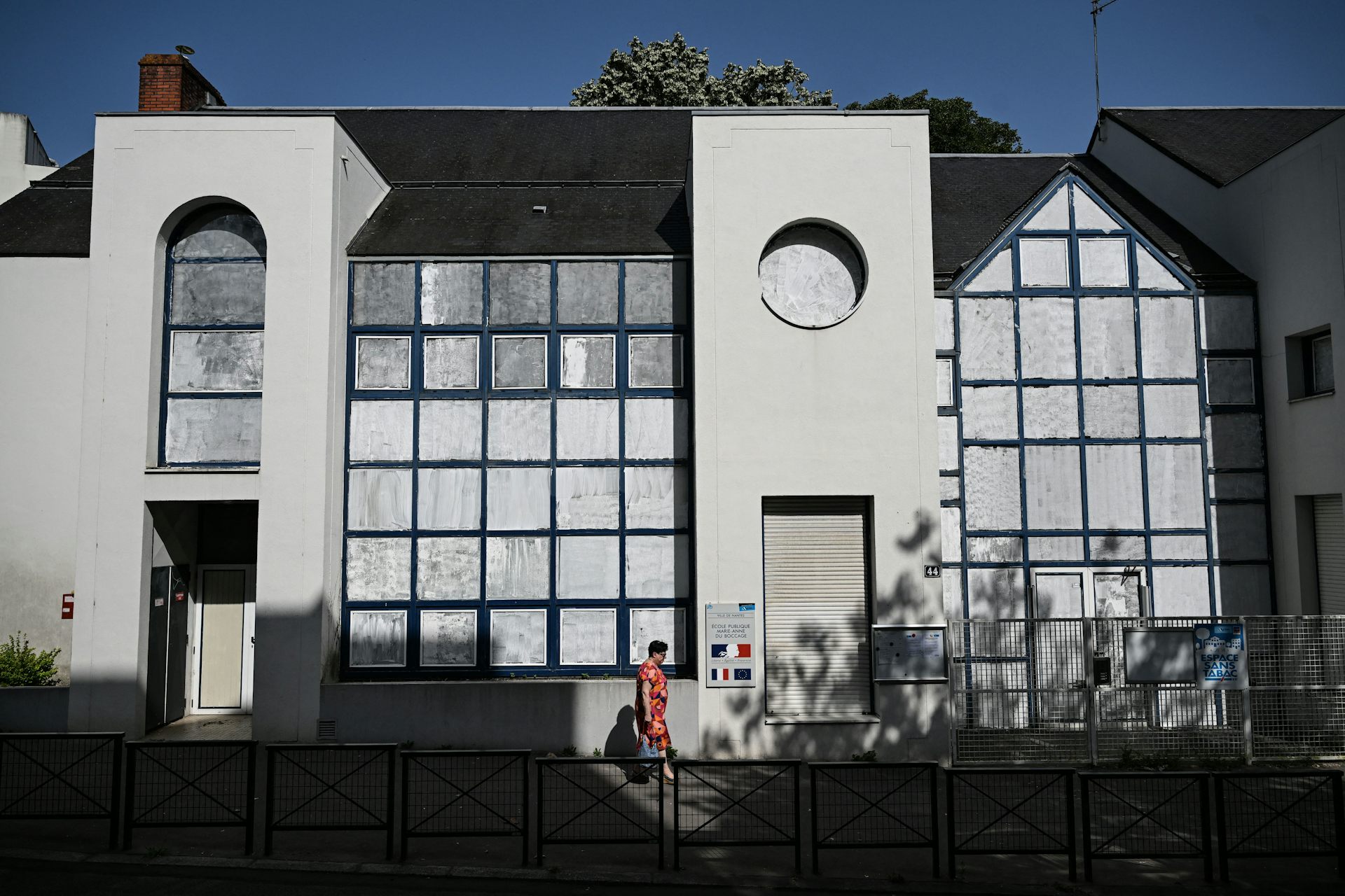 Vue sur les fenêtres du bâtiment scolaire.