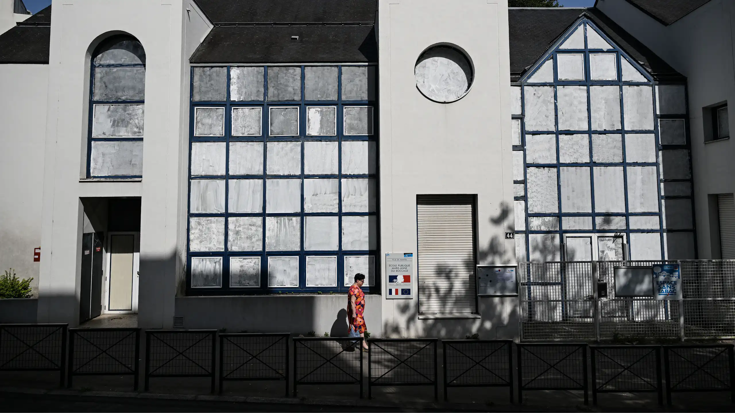 Vue sur les fenêtres du bâtiment scolaire.
