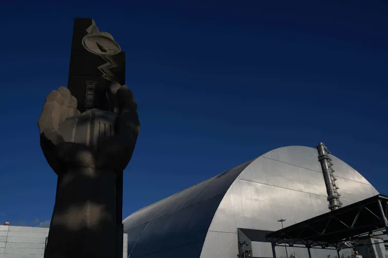 La estrategia nuclear de Rusia en Ucrania no es disuasión, es terrorismo 1 Una estatua de piedra junto a una gran estructura arqueada de metal.