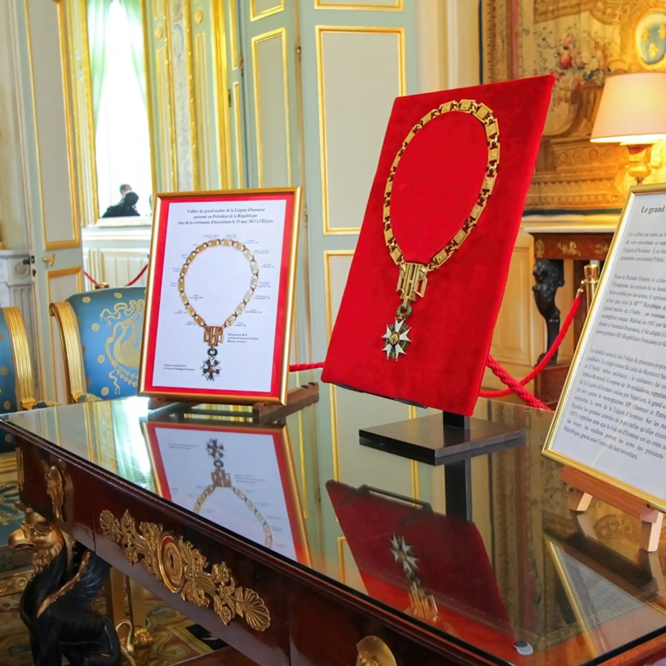 Médaille de la Légion d'honneur exposée à l'Élysée, en 2013.