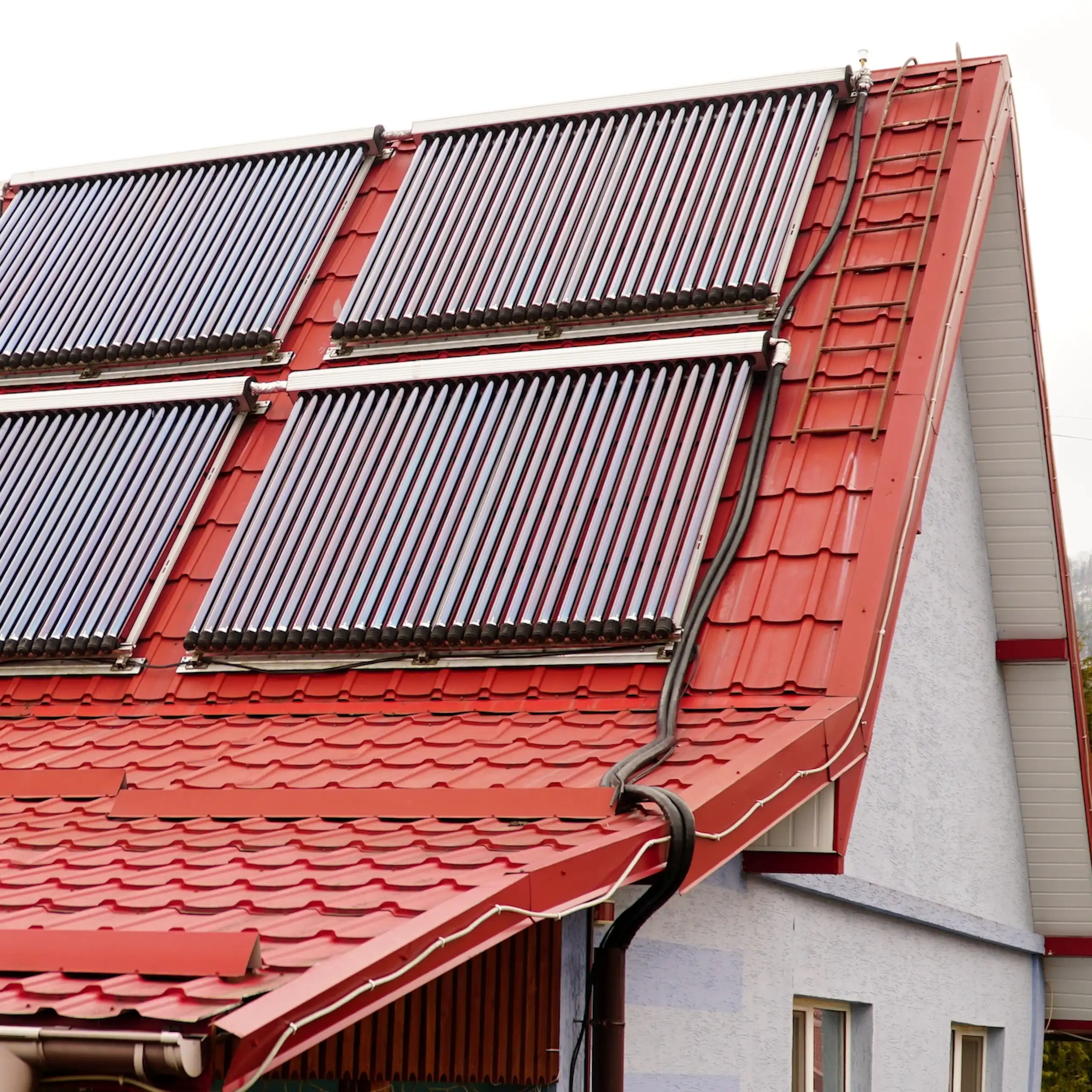 panneaux solaires thermiques sur un toit