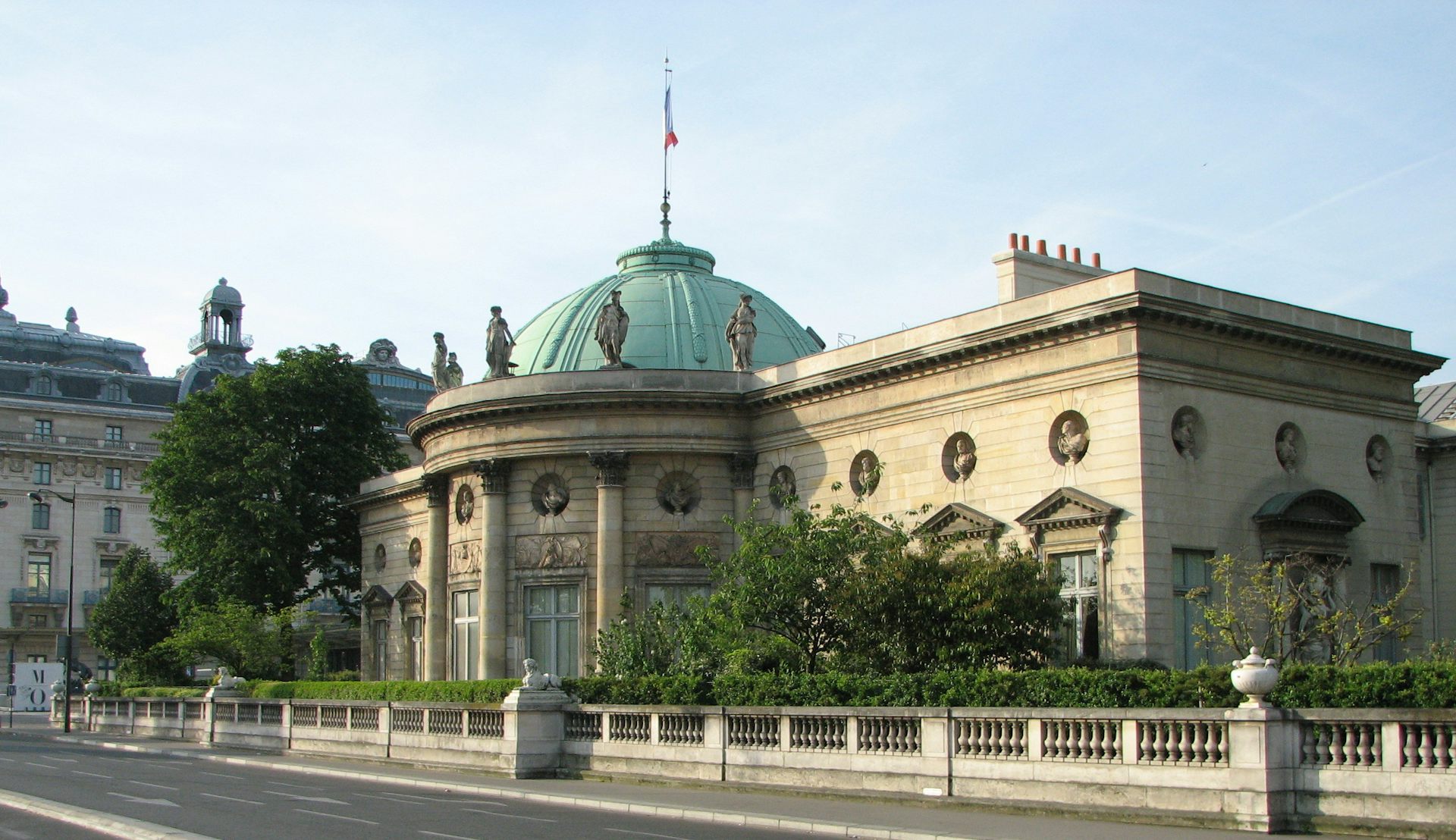 Palais de la Légion d’honneur (ou hôtel de Salm) vu des quais de Seine