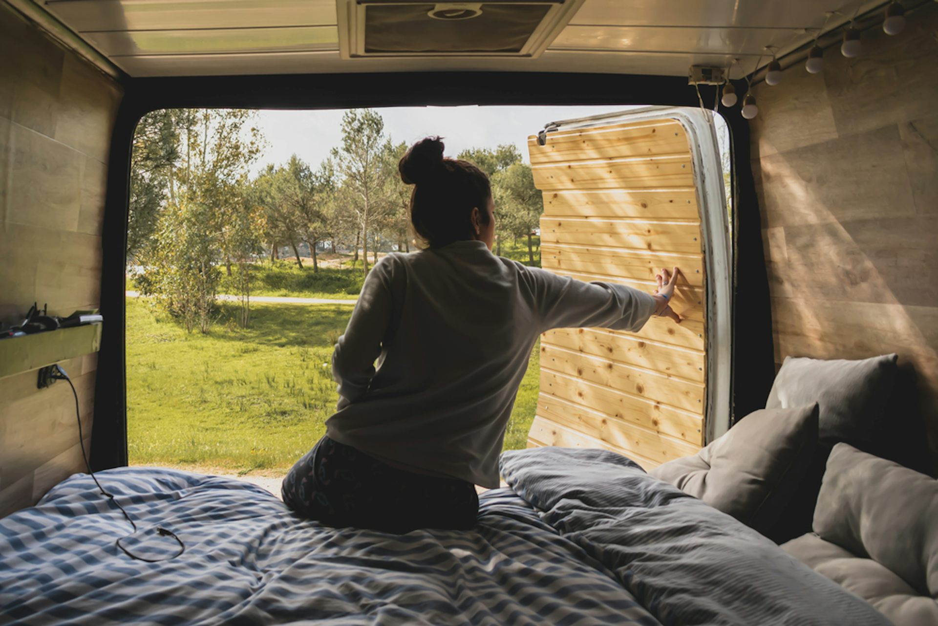 Une jeune femme dans un camion aménagé