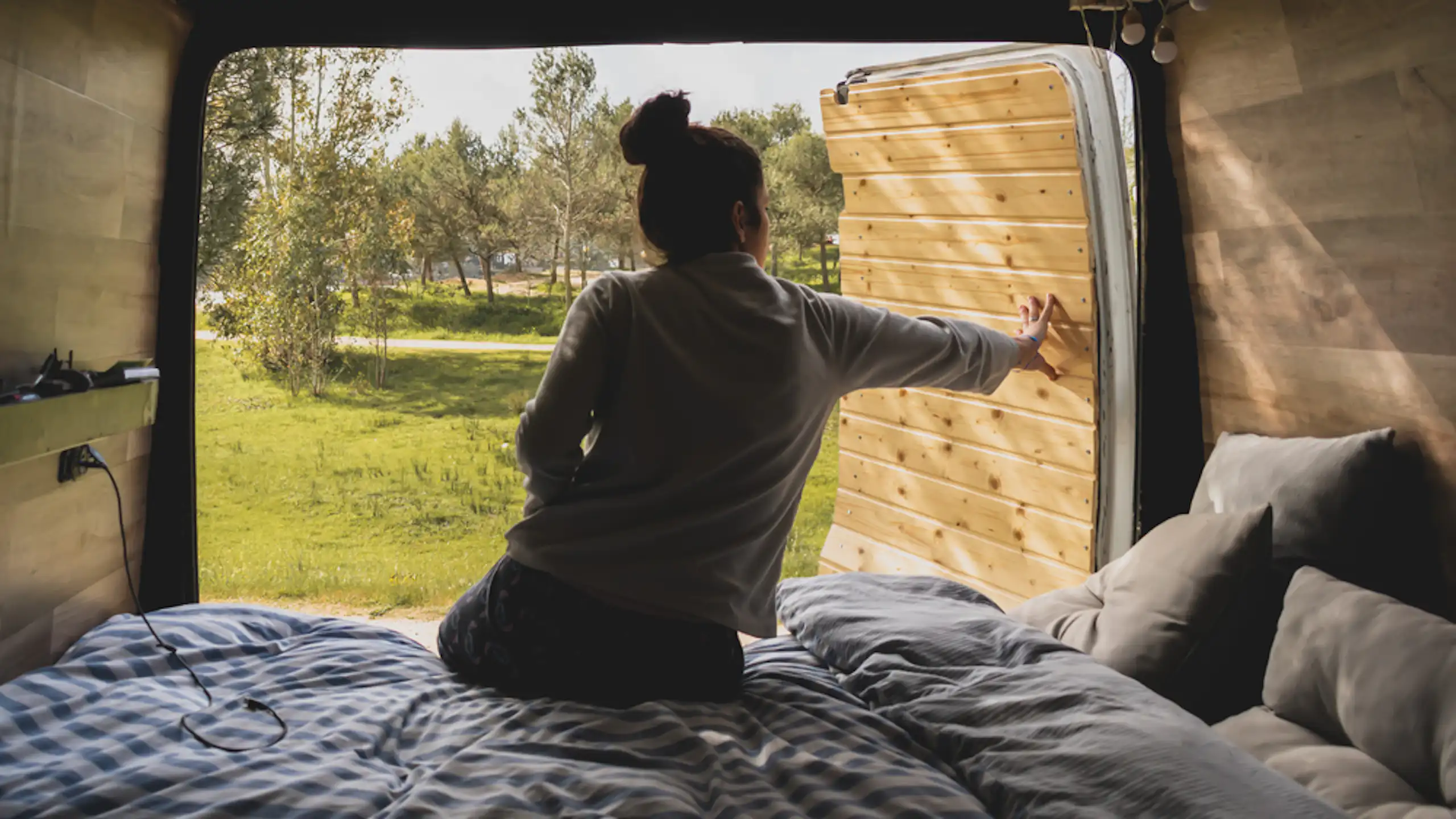 Une jeune femme dans un camion aménagé