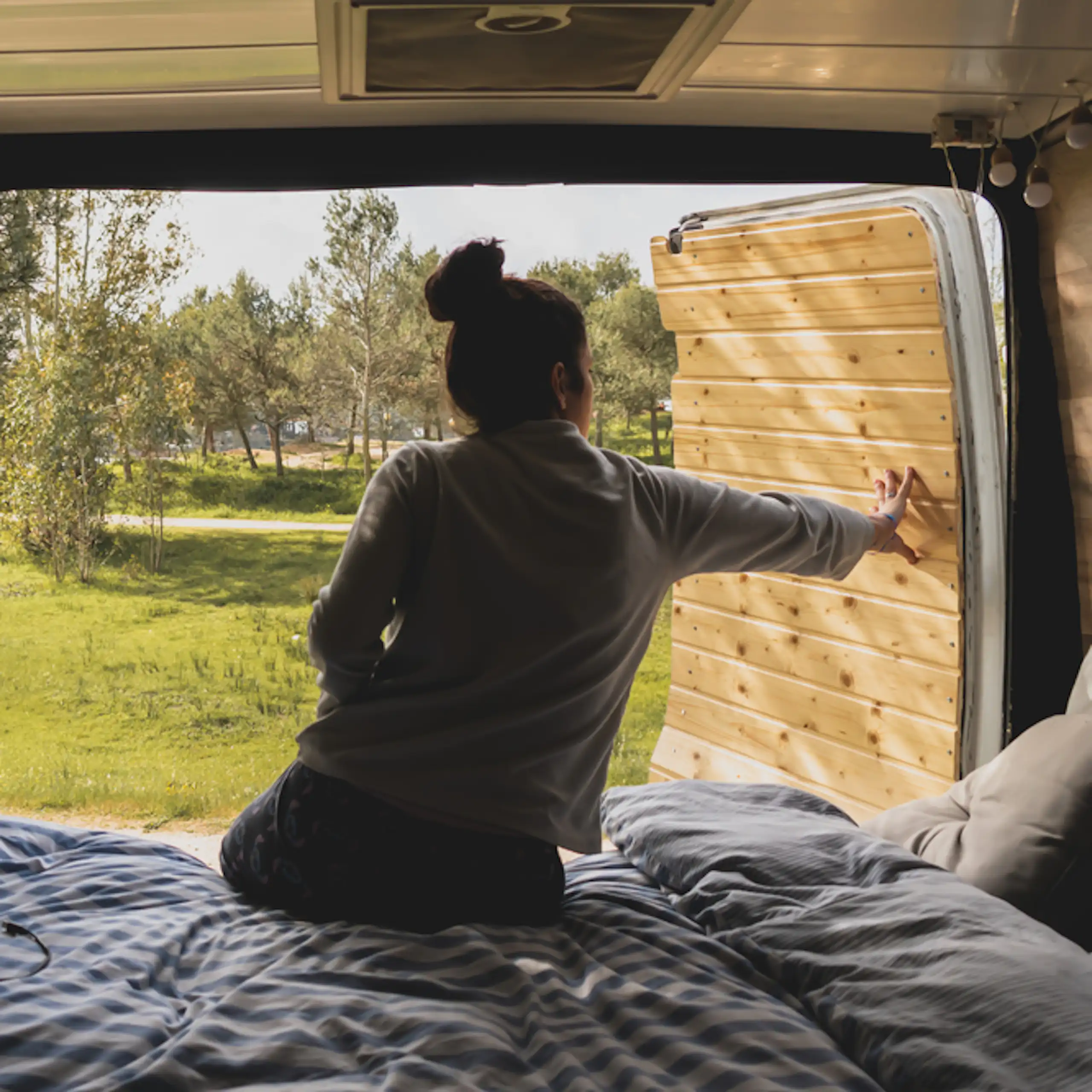 Une jeune femme dans un camion aménagé