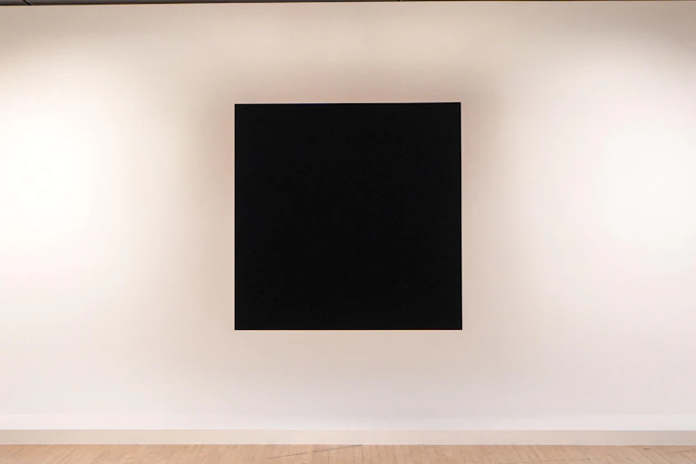 Uma obra quadrada em Vantablack de Anish Kapoor.