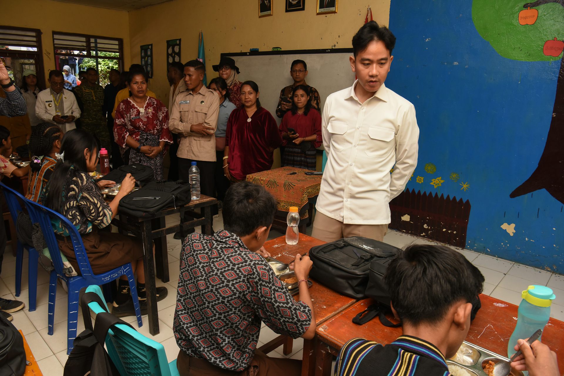Pemerintah kerap mengklaim kesuksesan program MBG, padahal angka statistik pun tak berkata demikian. 