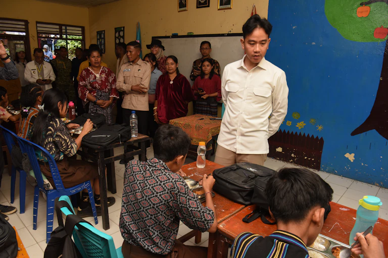Pemerintah kerap mengklaim kesuksesan program MBG, padahal angka statistik pun tak berkata demikian.