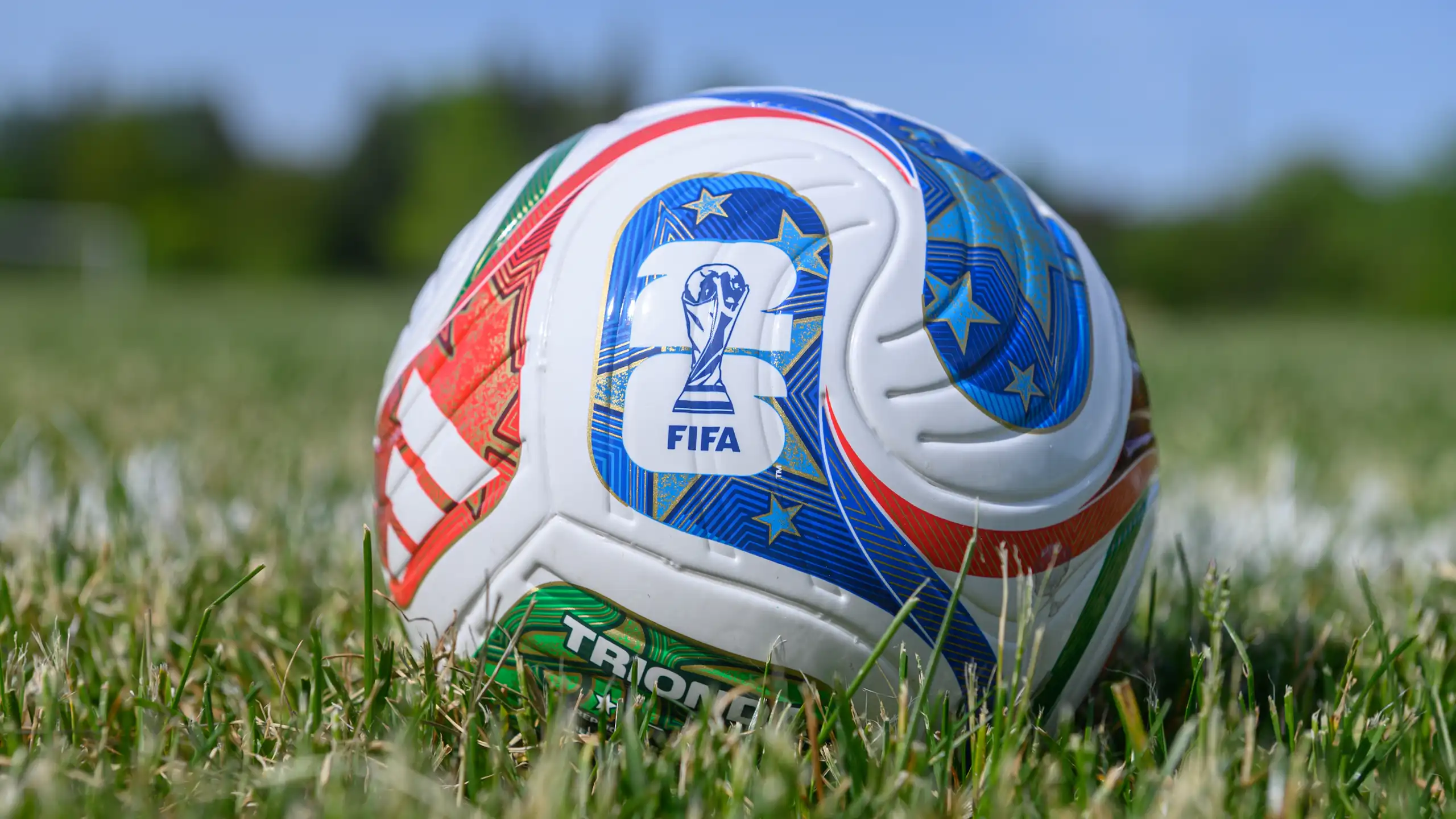 Ballon de football avec le logo de la FIFA.