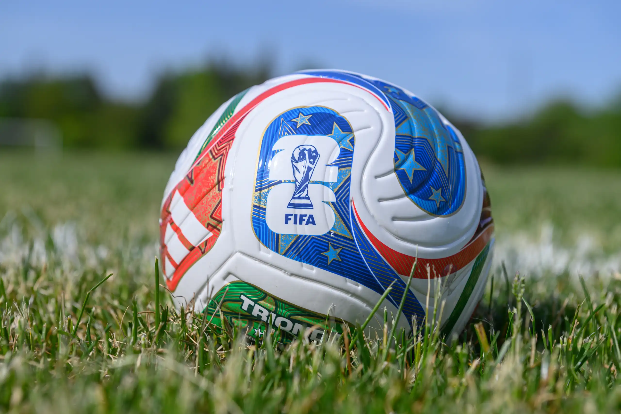 Ballon de football avec le logo de la FIFA.
