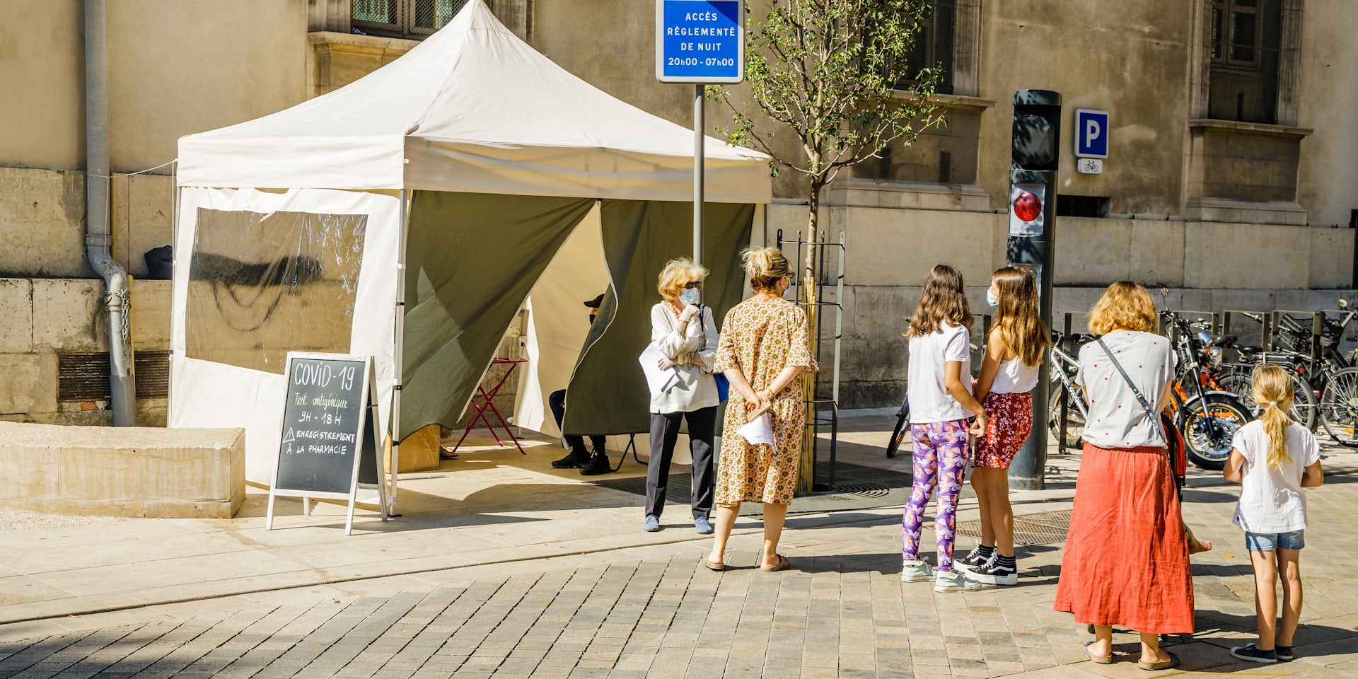 Une file d’attente pour des tests rapides de dépistage du Covid-19 sous une tente, à Aix-en-Provence (France) en août 2021.