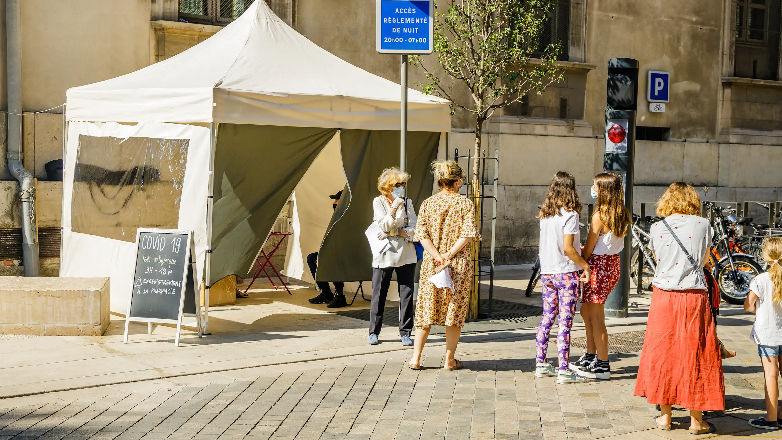 Une file d’attente pour des tests rapides de dépistage du Covid-19 sous une tente, à Aix-en-Provence (France) en août 2021.