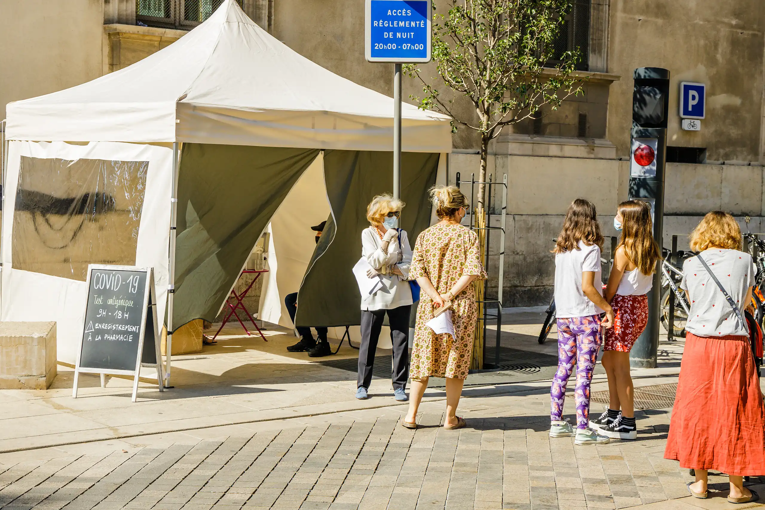 Une file d’attente pour des tests rapides de dépistage du Covid-19 sous une tente, à Aix-en-Provence (France) en août 2021.