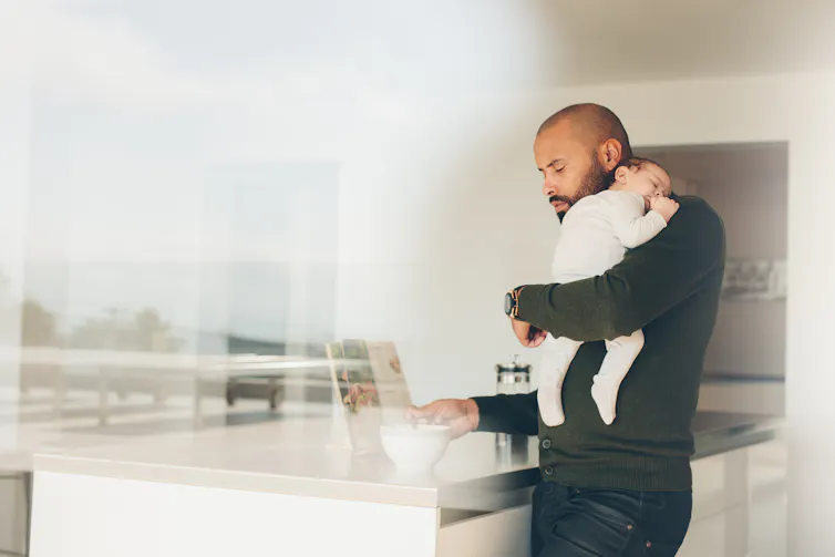 Zehn Väter nahmen sich einen längeren Urlaub, um sich um ihre Babys zu kümmern: Wie sich ihr Familienleben veränderte Zehn Väter nahmen sich einen längeren Urlaub, um sich um ihre Babys zu kümmern: Wie sich ihr Familienleben veränderte
