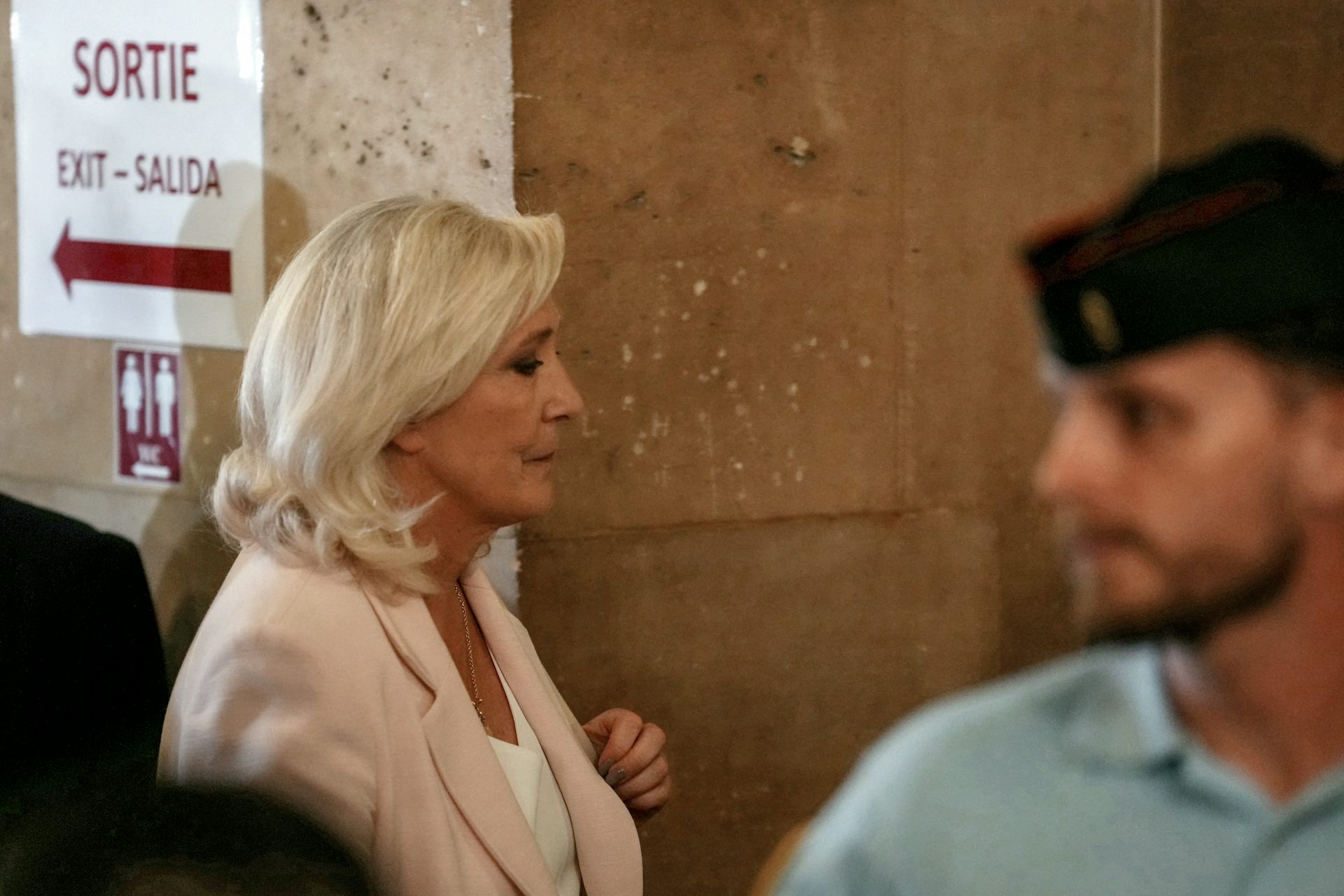 Avec cette peine prononcée contre Marine Le Pen, « l’institution judiciaire transfère la décision politique aux citoyens »