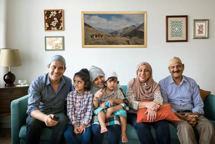 La historia de éxito multicultural de Canadá se basa en desigualdades de clases, no sólo en diferencias culturales. 1 Una familia afgana multigeneracional sentada en un sofá.