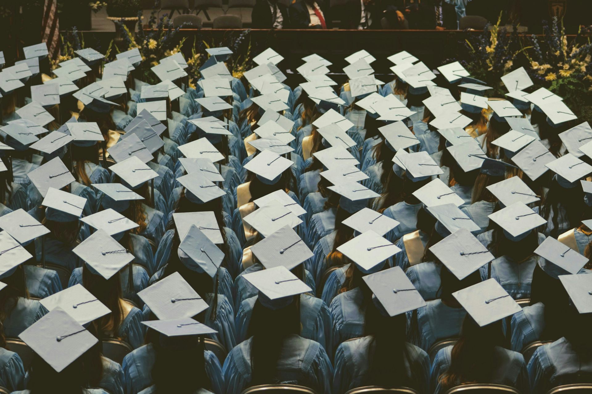Des diplômés universitaires assis en groupe