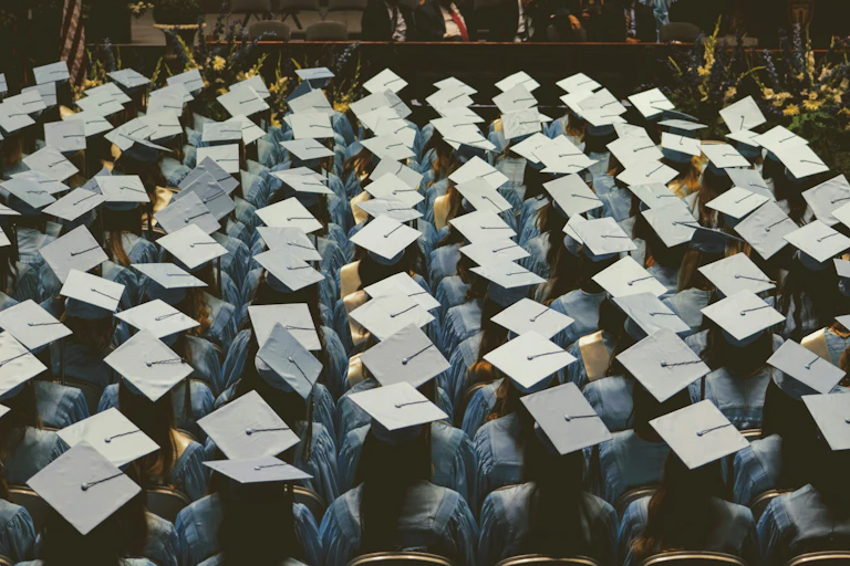 Des diplômés universitaires assis en groupe