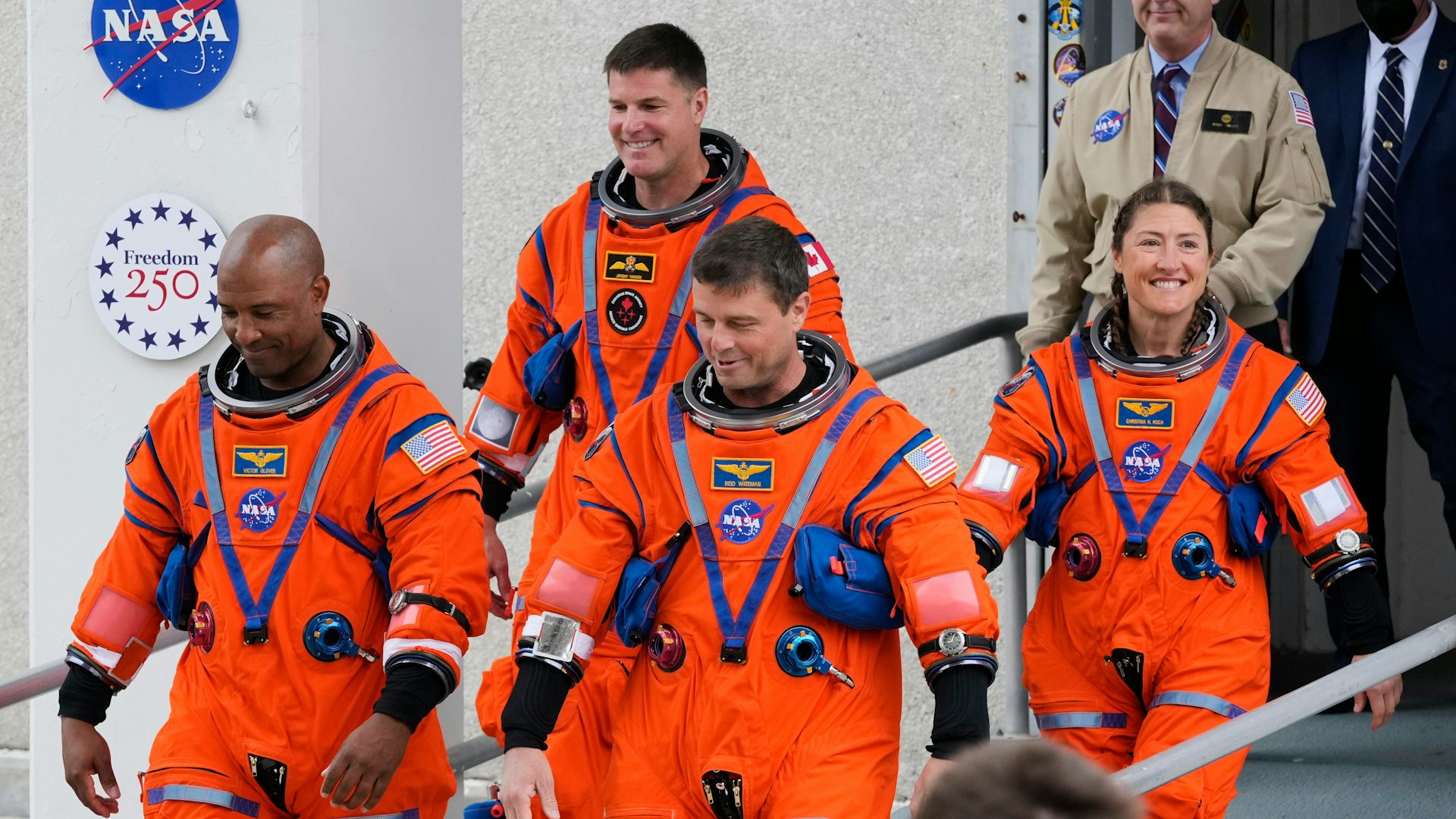 Les astronautes de la mission Artemis II marchent