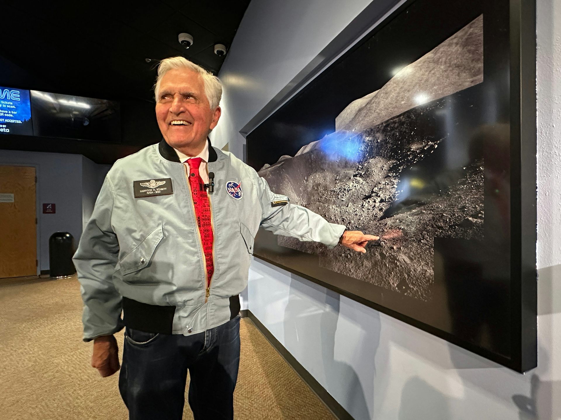 L’astronaute Harrison Schmitt montre du doigt l’image d’un cratère où il a prélevé des échantillons