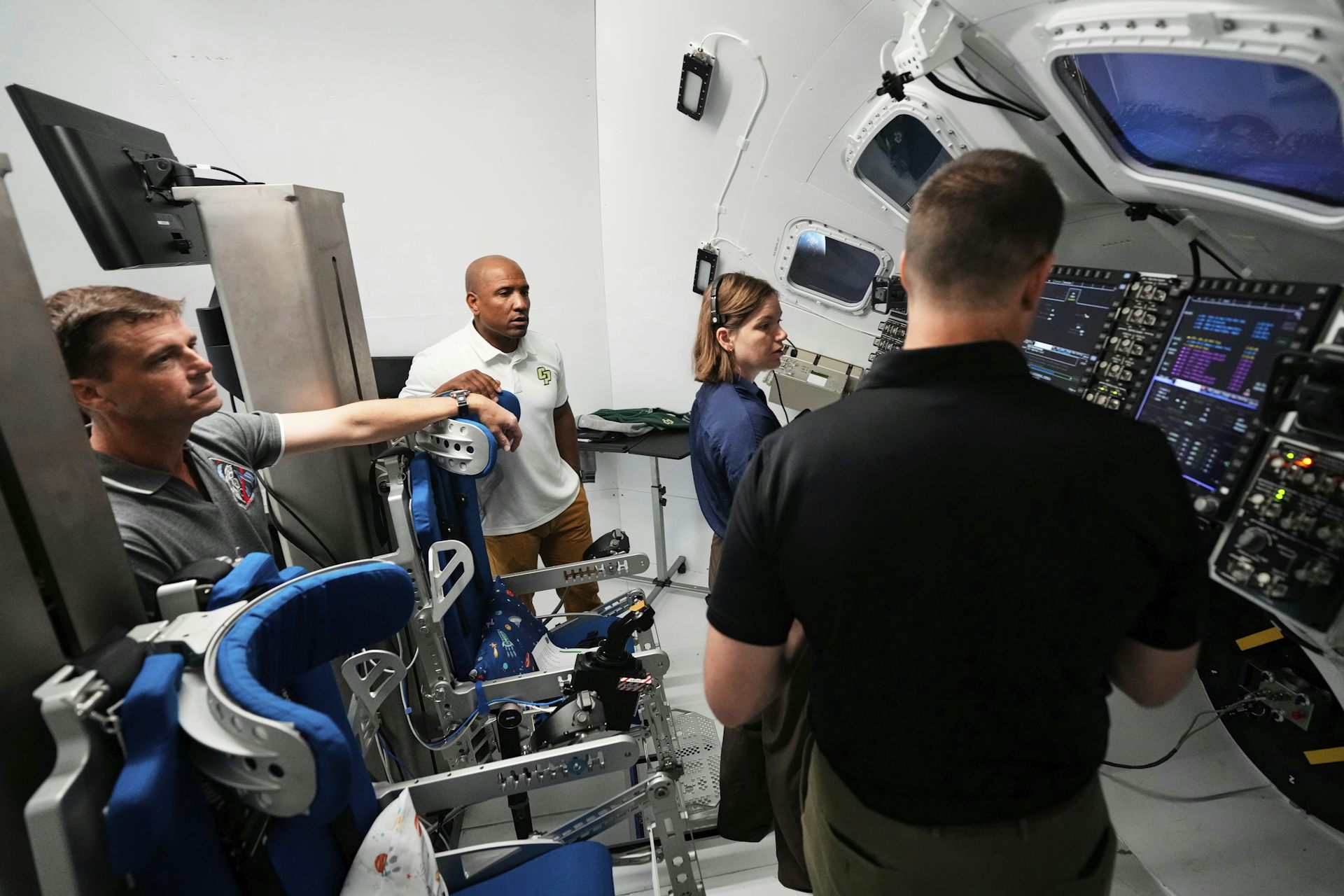 Les astronautes de la mission Artemis II travaillent dans un simulateur de mission