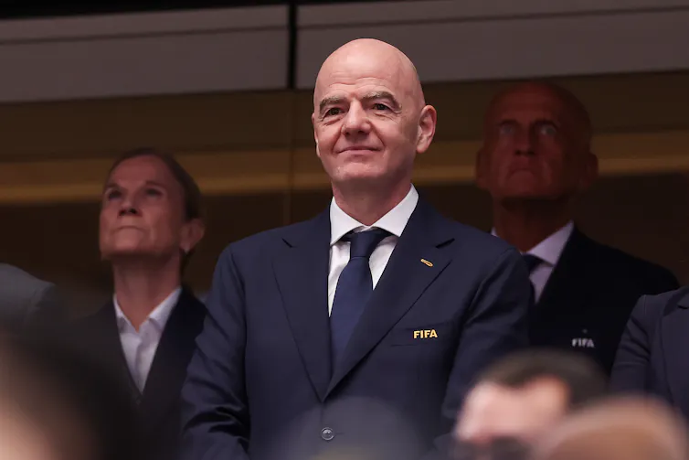 Cómo la invitación de Trump a la FIFA puso a prueba los límites del orden basado en reglas 1 Un hombre calvo con traje está de pie y sonriendo