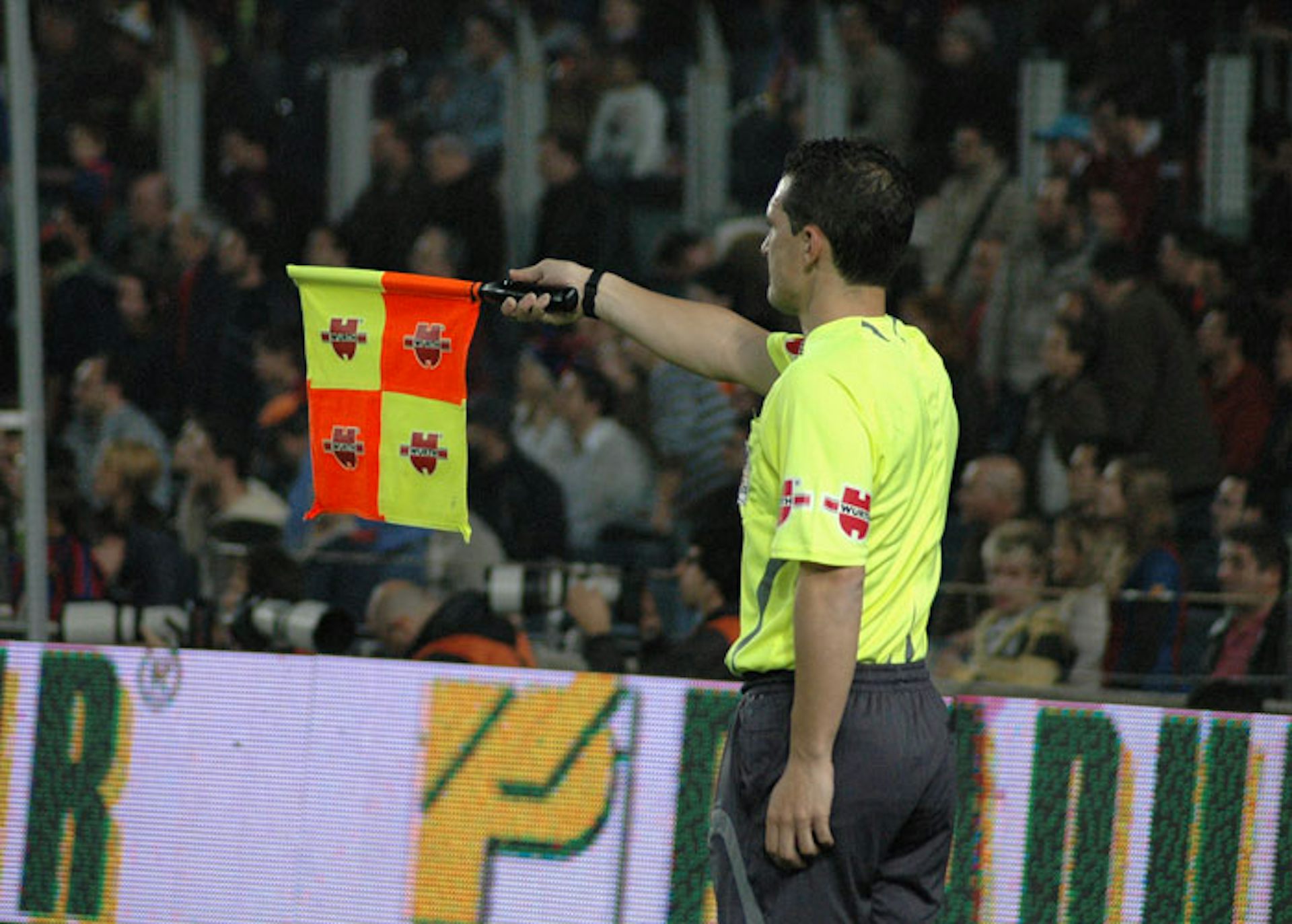 El juez de línea levanta la bandera por fuera de juego.