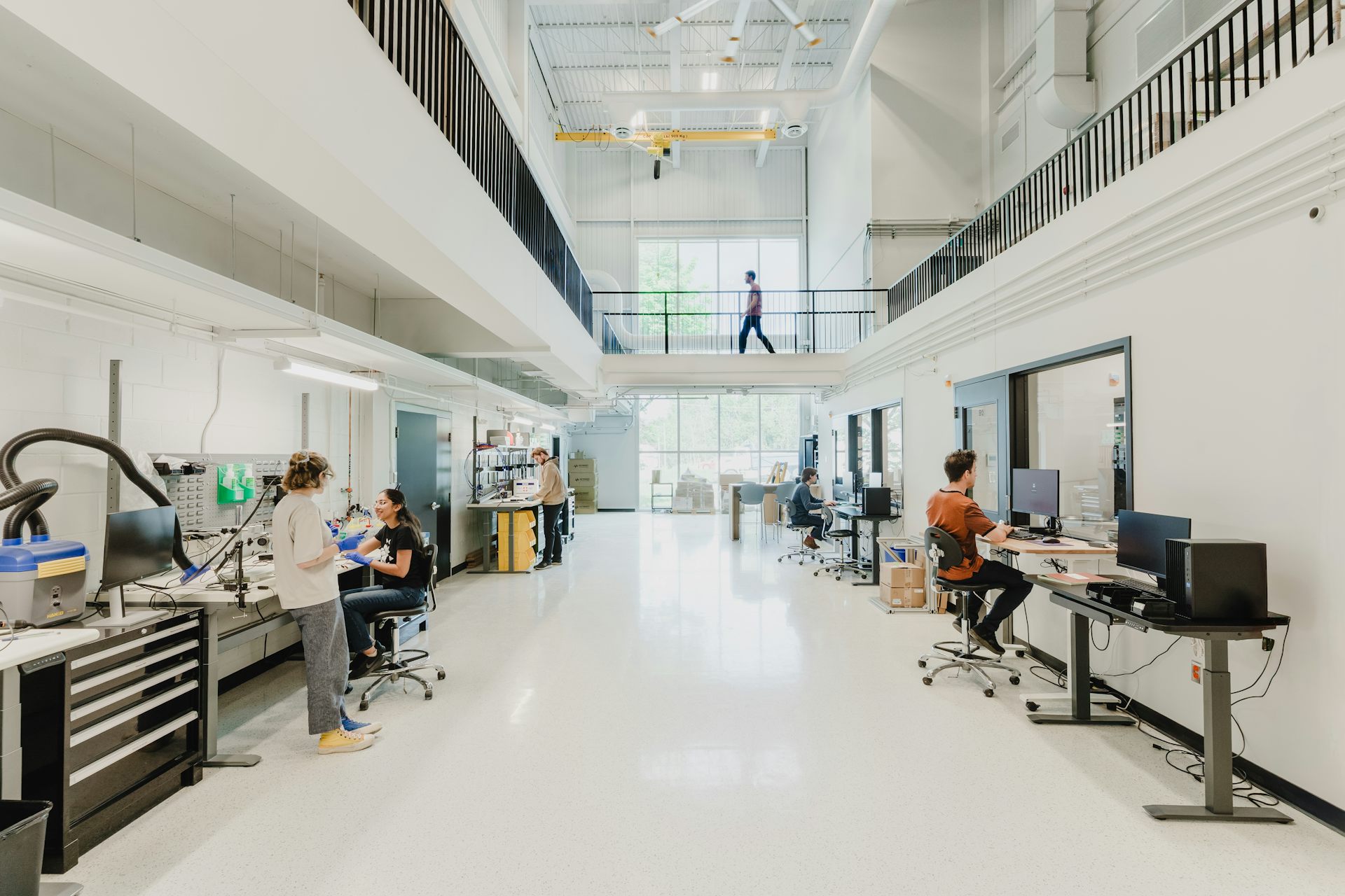 Des gens travaillent dans un laboratoire