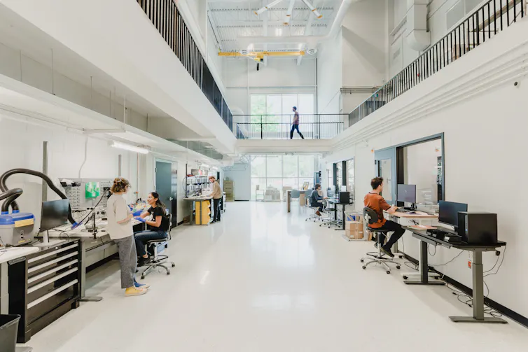 Des gens travaillent dans un laboratoire