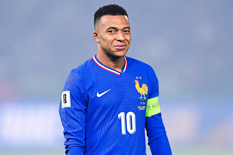 Portrait de Mbappé souriant.