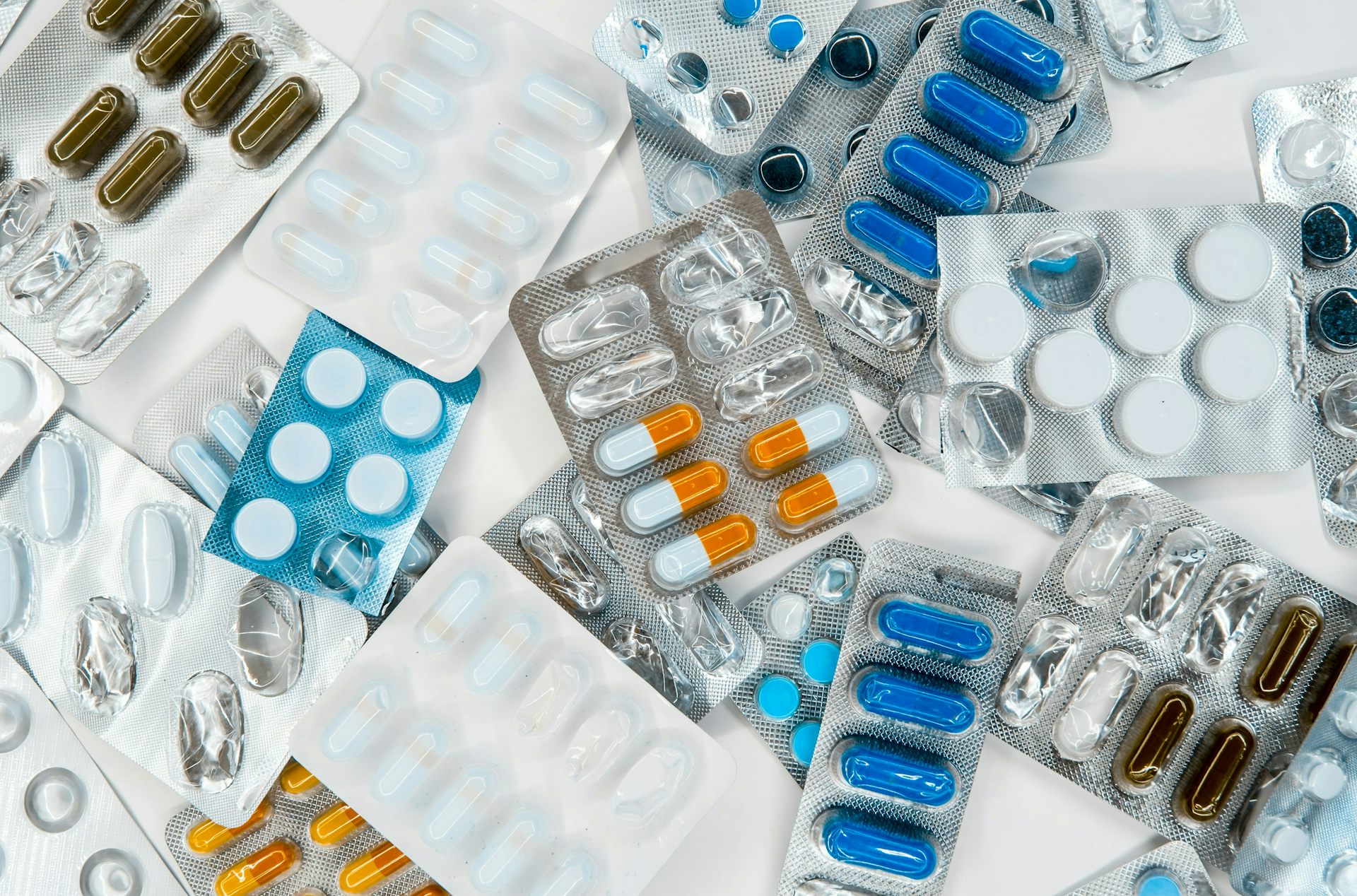 Des médicaments divers figurent, dans leur emballage