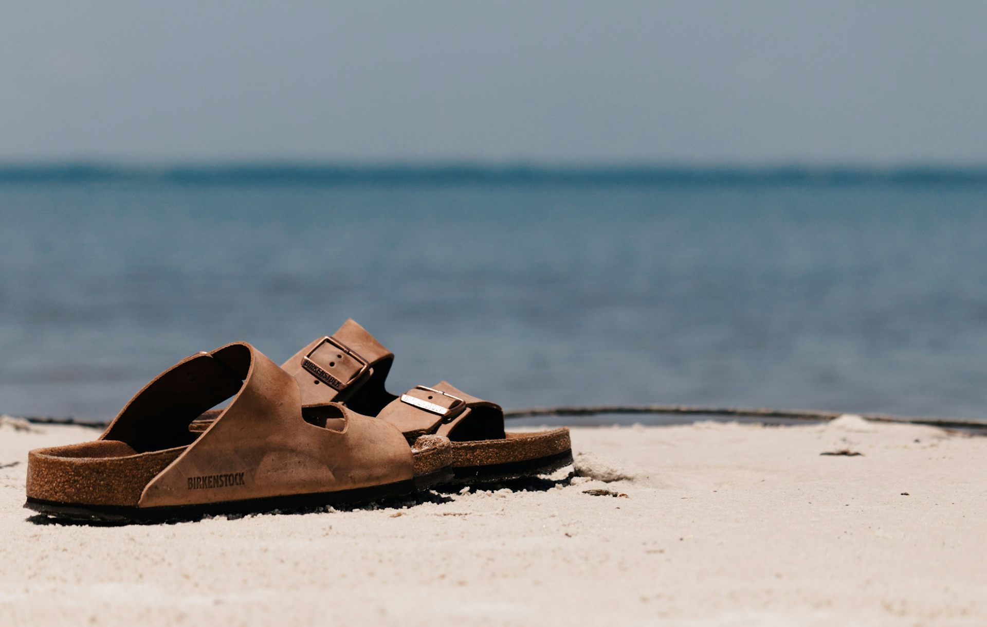 Une paire de sandales sur la plage.