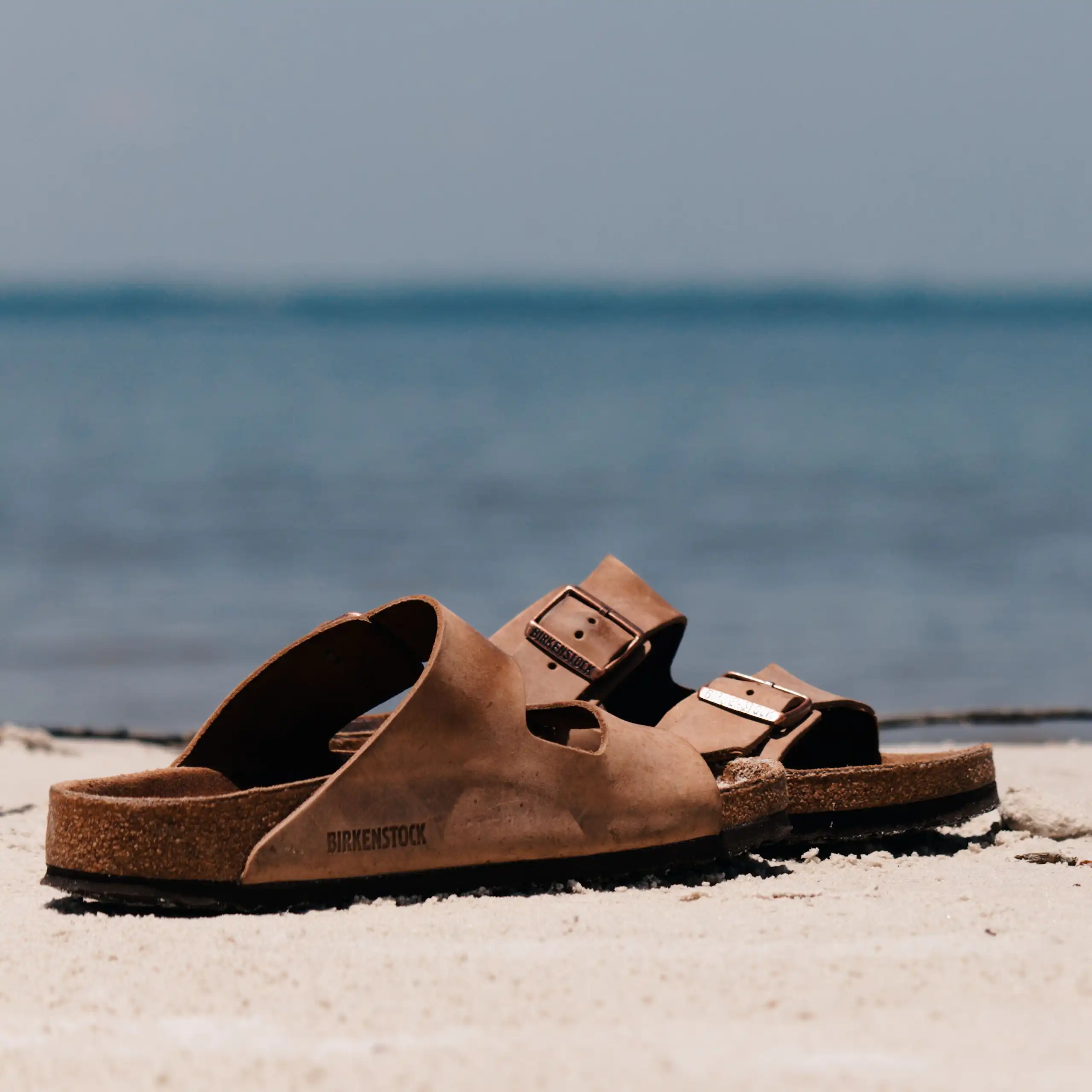 Une paire de sandales sur la plage.