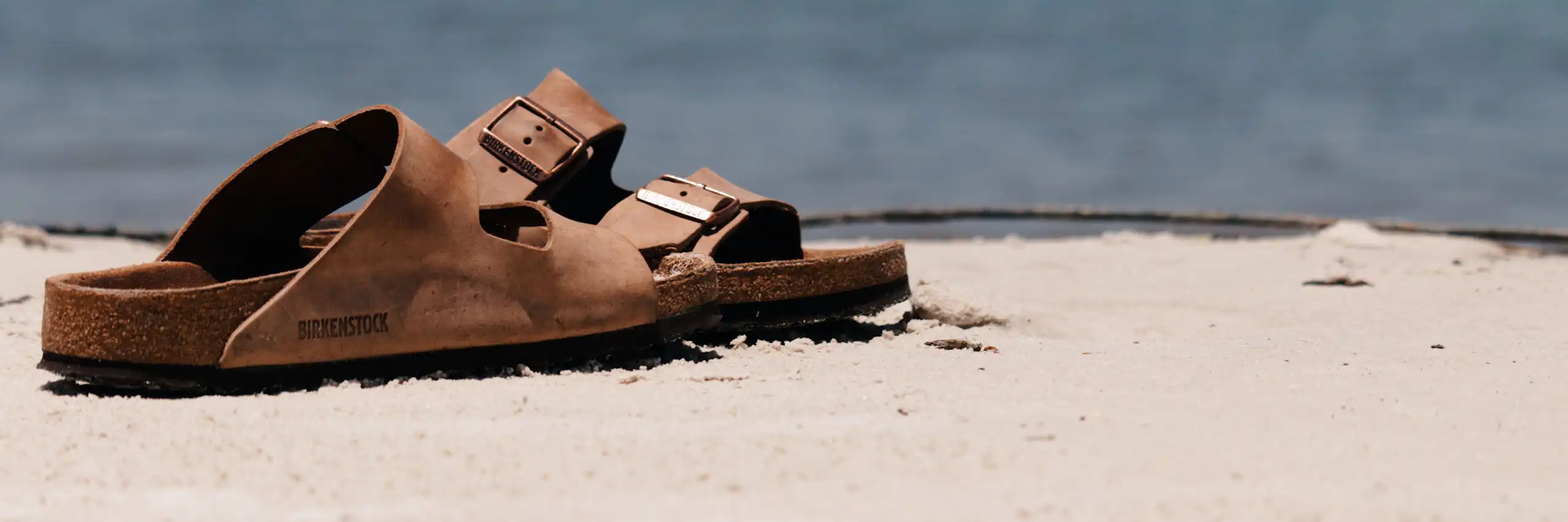 Une paire de sandales sur la plage.