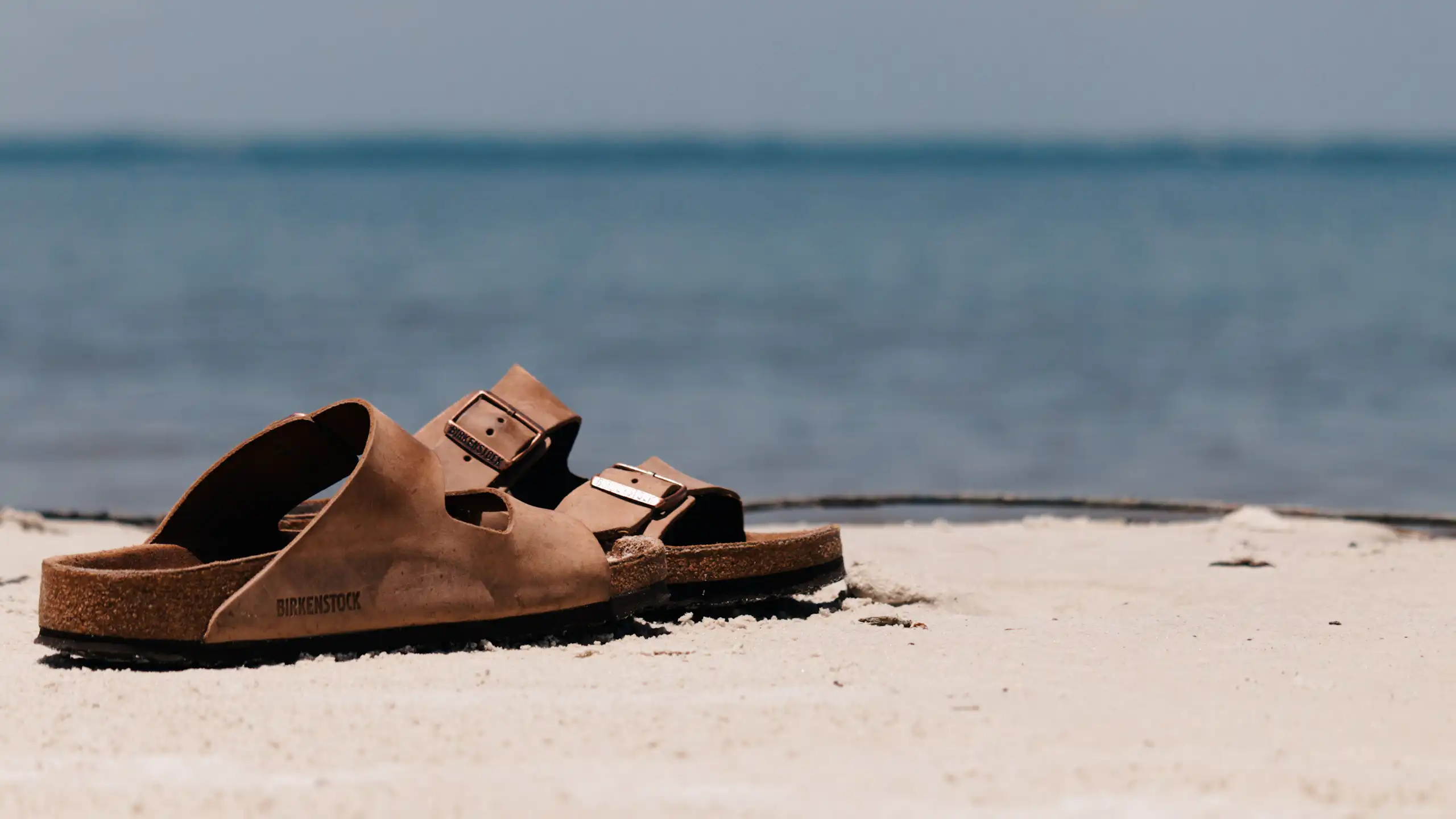 Une paire de sandales sur la plage.