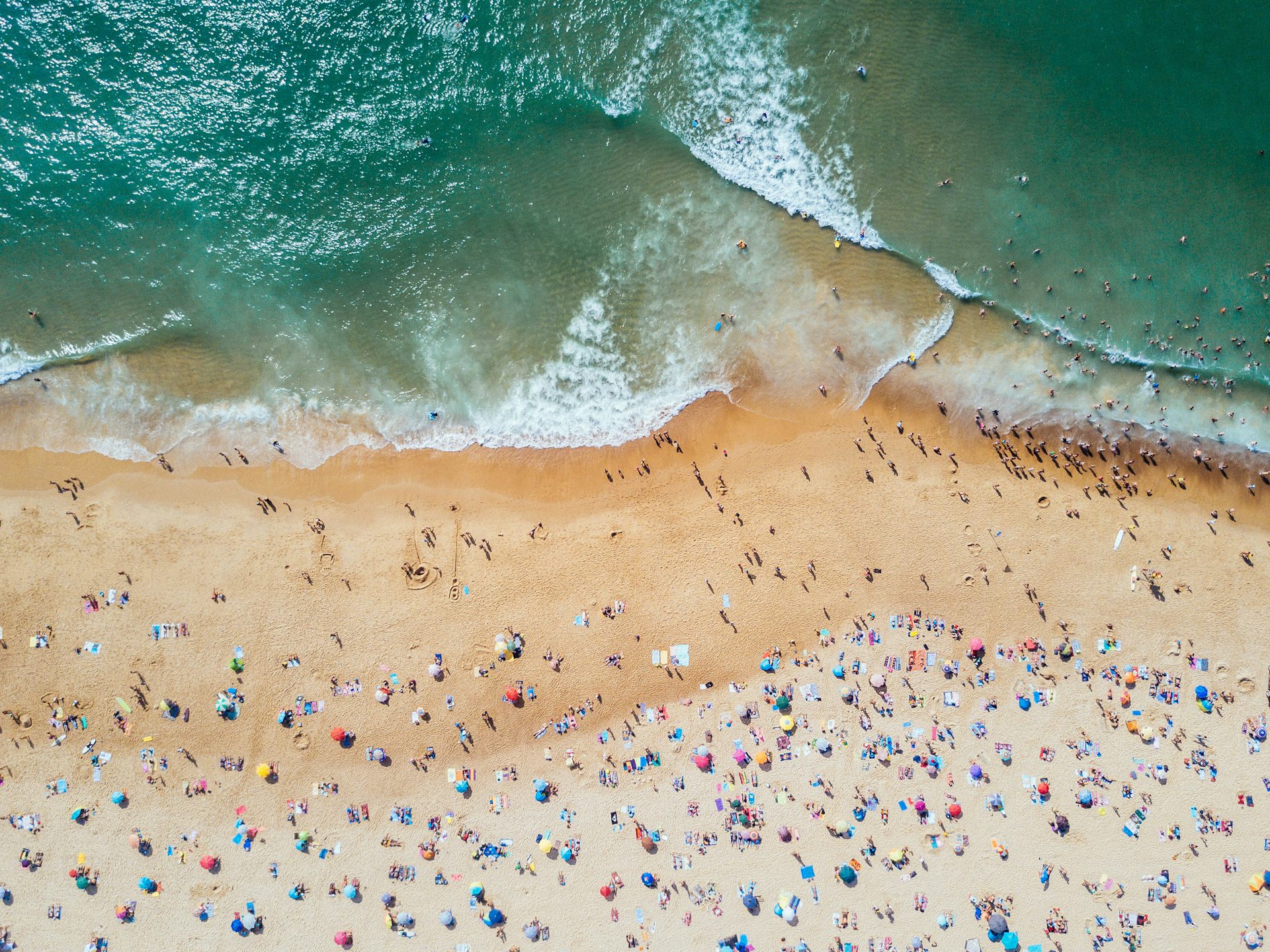 Photo aérienne d’une plage bondée.