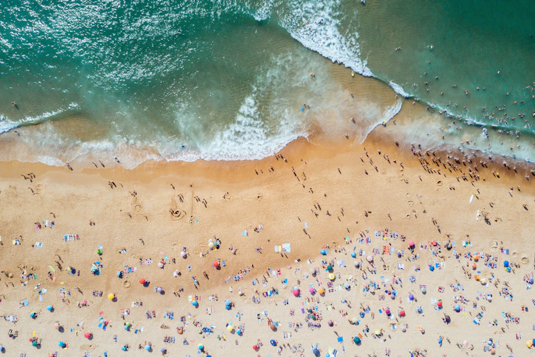 Photo aérienne d’une plage bondée.