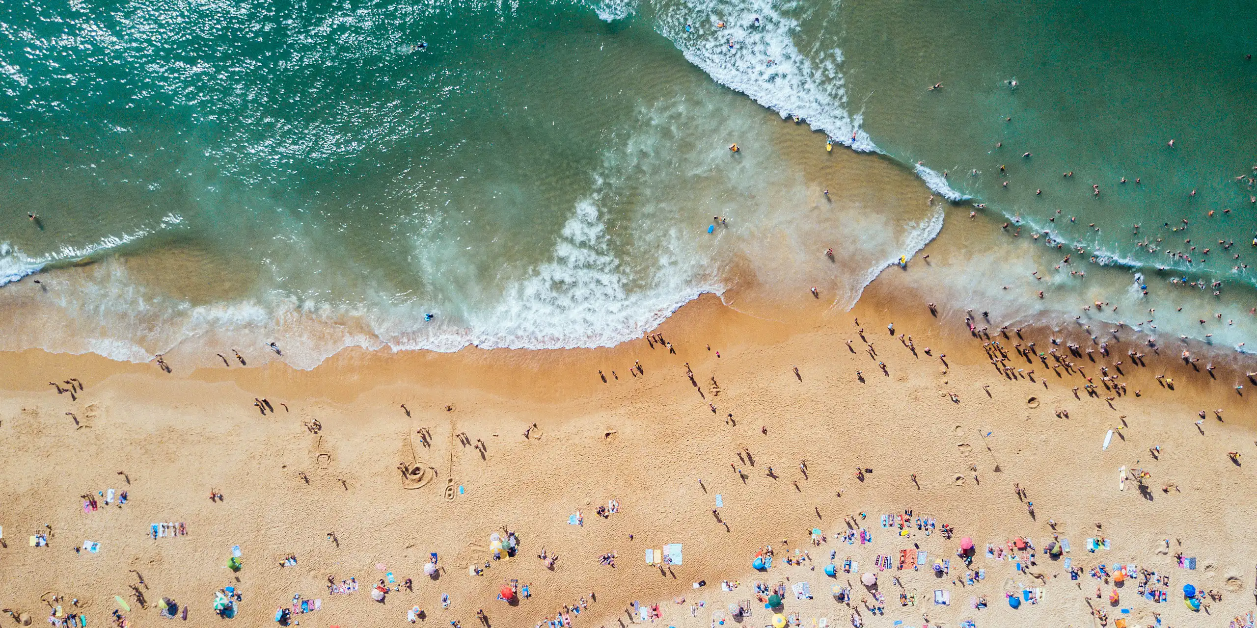Photo aérienne d’une plage bondée.