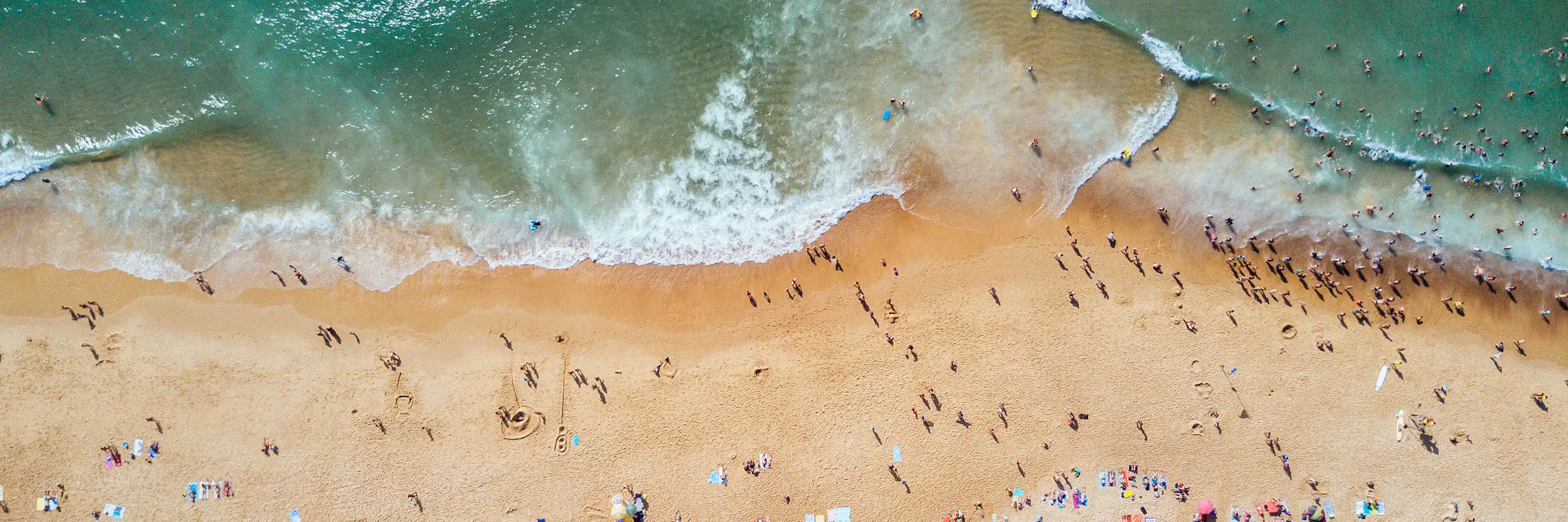 Photo aérienne d’une plage bondée.