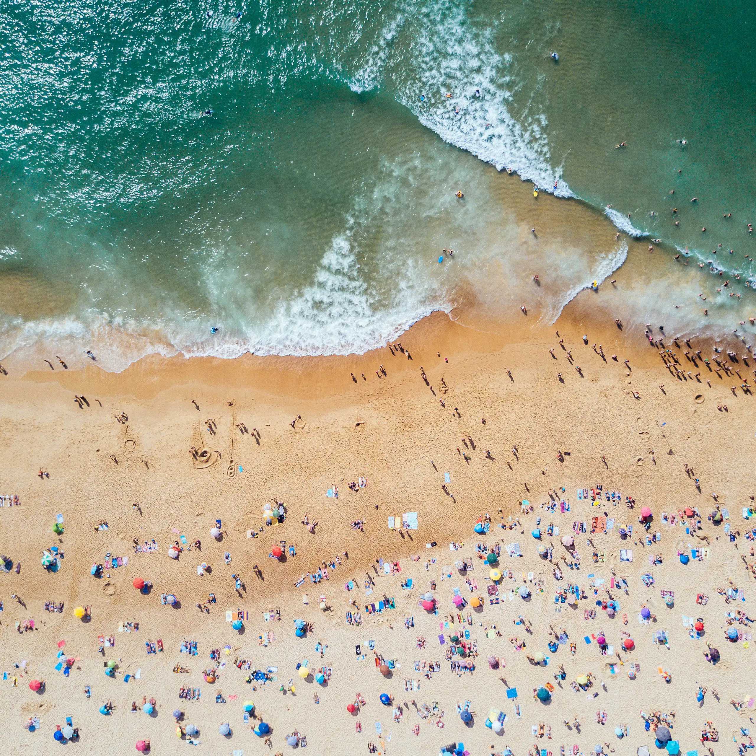 Photo aérienne d’une plage bondée.