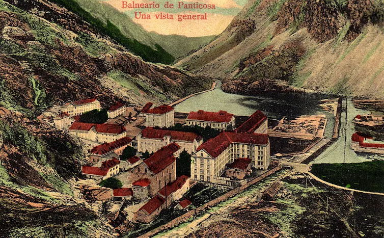 Postal en la que aparece dibujado un balneario entre montañas.