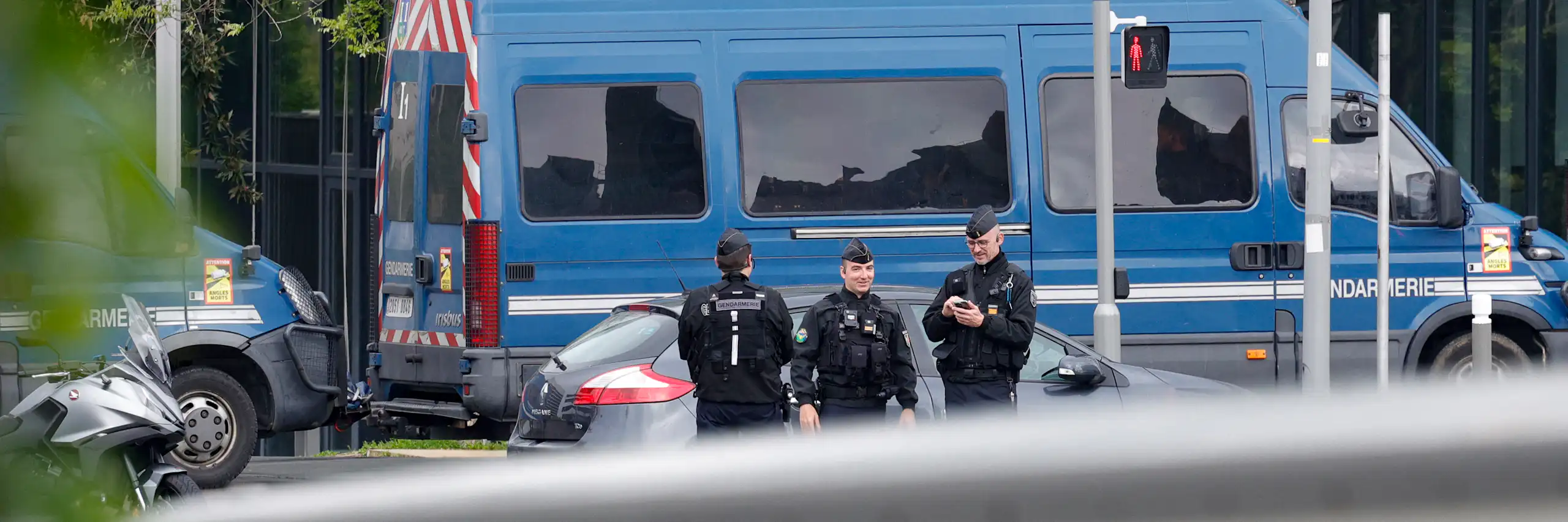 Périmètre de sécurité près du lieu où les enquêteurs procèdent à une « reconstitution » des événements qui ont précédé et accompagné la fusillade policière ayant coûté la vie à Nahel M., un adolescent de 17 ans (Nanterre, 2024).