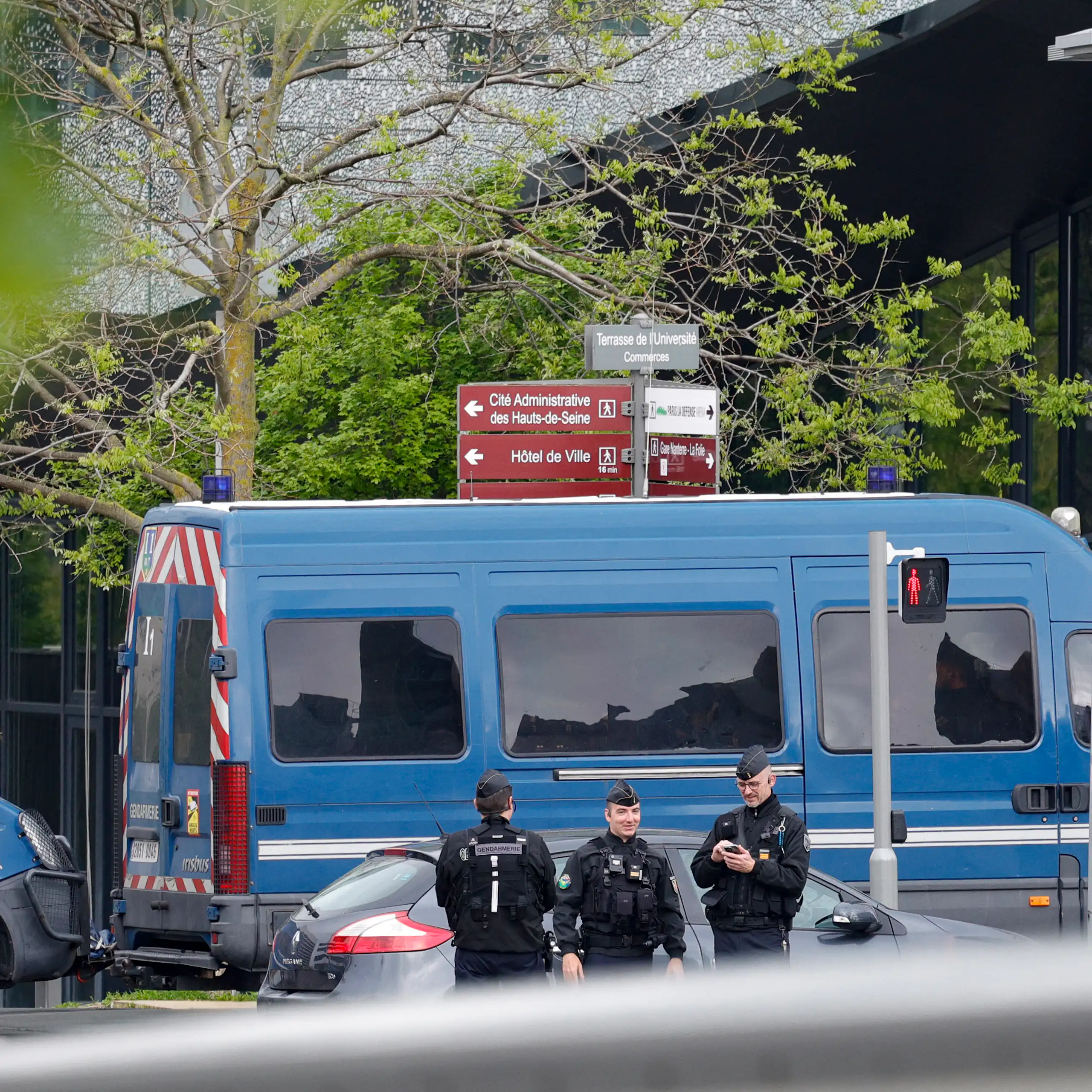 Périmètre de sécurité près du lieu où les enquêteurs procèdent à une « reconstitution » des événements qui ont précédé et accompagné la fusillade policière ayant coûté la vie à Nahel M., un adolescent de 17 ans (Nanterre, 2024).