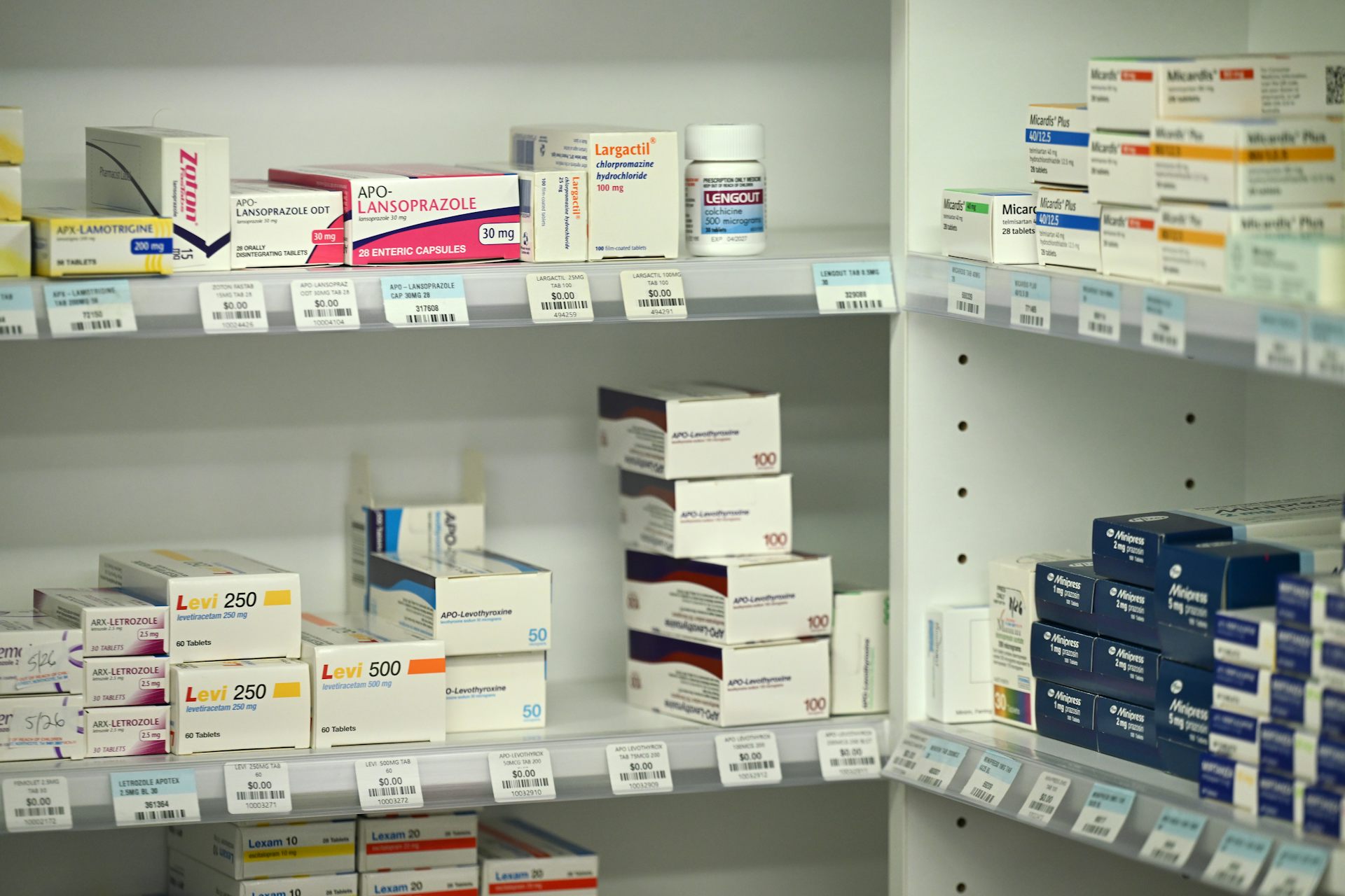 Schachteln mit Medikamenten in den Regalen der Apotheke